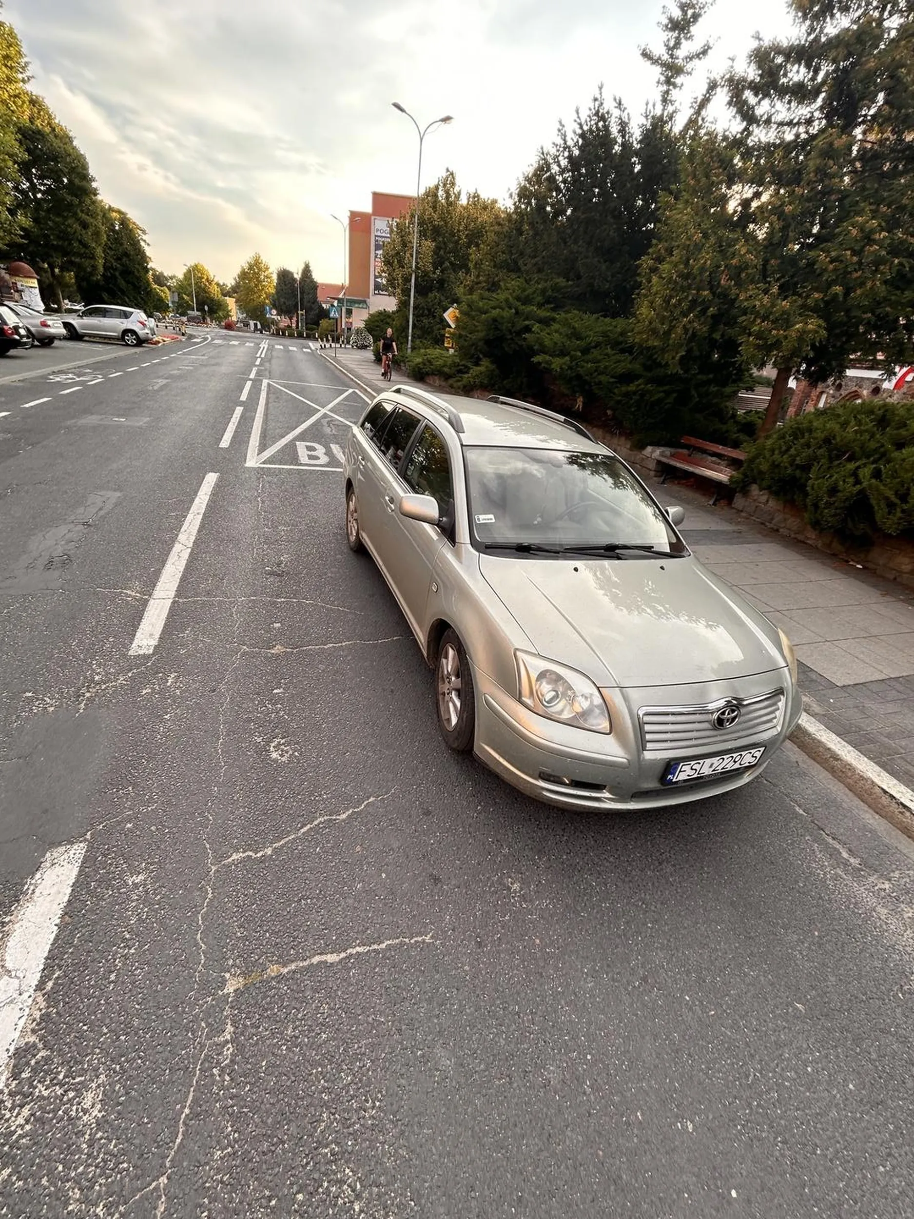 Auto klechy , tak mówią okoliczny mieszkańcy Oprócz zakazania sprzedaży alkoholu w pobliskiej Żabce , nieumiejętnie parkuje tamując ruch