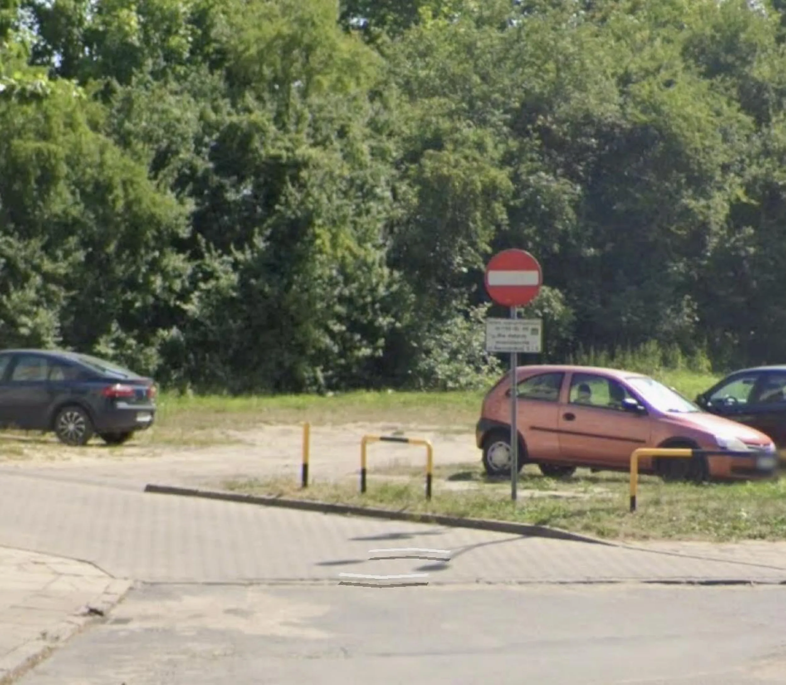 Spółdzielnia Mieszkaniowa Karolew w Łodzi informuje : Reguła dotycząca zakazu parkowania na terenie prywatnym: §1. Postanowienia ogólne 1.	Niniejsza reguła dotyczy zakazu parkowania pojazdów na terenie prywatnym [adres/nazwa terenu]. 2.	Właścicielem terenu jest [nazwa właściciela/osoby prawnej], który zastrzega sobie prawo do egzekwowania niniejszego zakazu. §2. Zakaz parkowania 1.	Parkowanie pojazdów na terenie prywatnym jest zabronione bez wyraźnej zgody właściciela lub zarządcy. 2.	Zakaz obowiązuje całą dobę, niezależnie od rodzaju pojazdu. 3.	W przypadku złamania zakazu, właściciel zastrzega sobie prawo do: a) nałożenia opłaty za bezprawne parkowanie, b) odholowania pojazdu na koszt właściciela pojazdu, c) zgłoszenia sprawy odpowiednim służbom. §3. Wyjątki od zakazu 1.	Zakaz nie dotyczy pojazdów właściciela, osób upoważnionych oraz służb ratunkowych. 2.	Tymczasowe parkowanie może być dozwolone na podstawie pisemnej zgody właściciela.