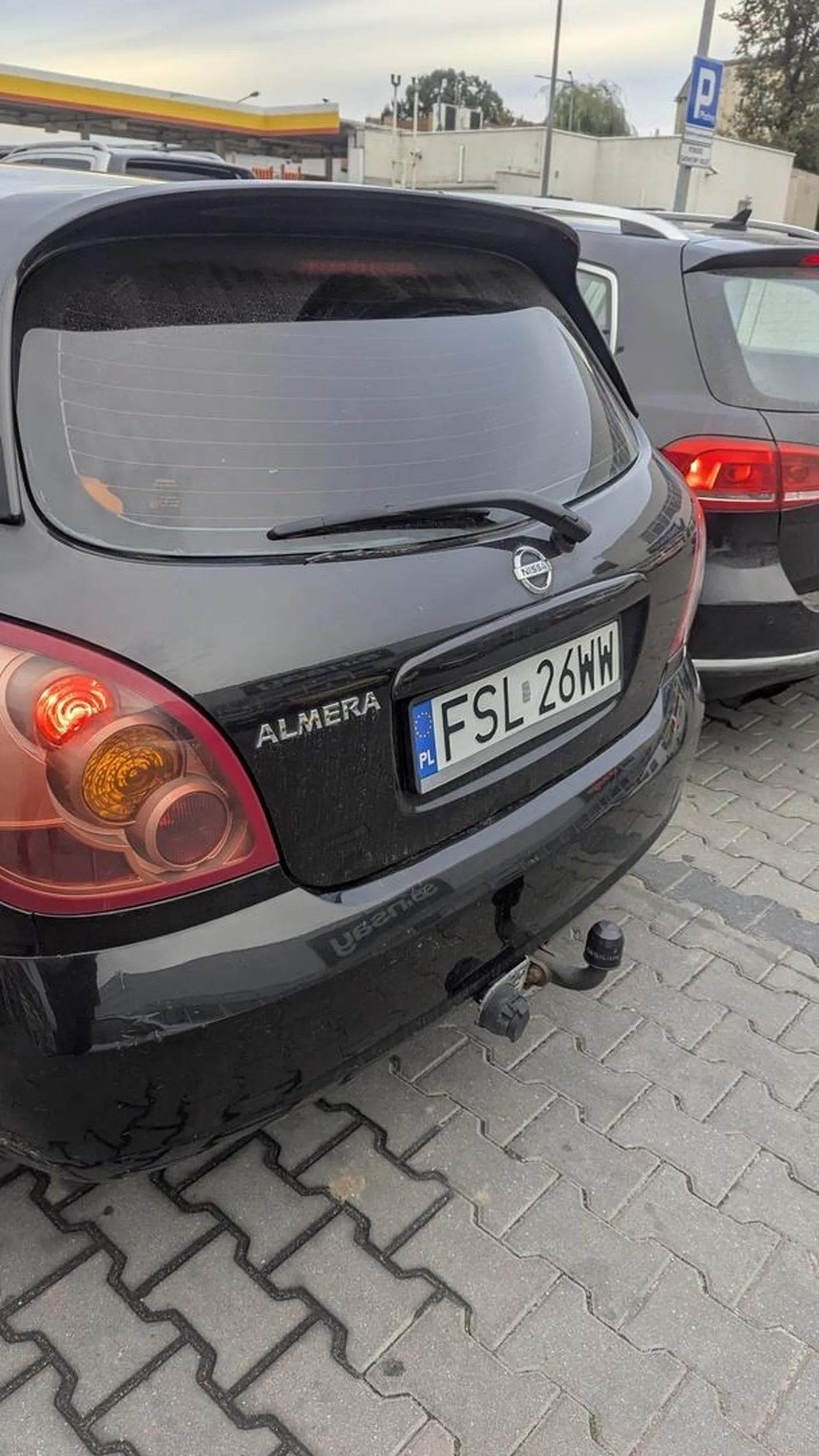 Cofałam parkując auto. Małolata miała zaparkowane auto tyłem. Nie ogarnęła żeby spojrzeć w lusterko wsteczne. Zaczęła cofać. Gdybym nie użyła klaksonu najpewniej uderzyła by mi w bok, w okolicach tylnych drzwi auta. Ogarnij się dziecko i idź jeszcze raz na kurs. Najlepiej oddaje kluczyki od auta rodzicom !!!