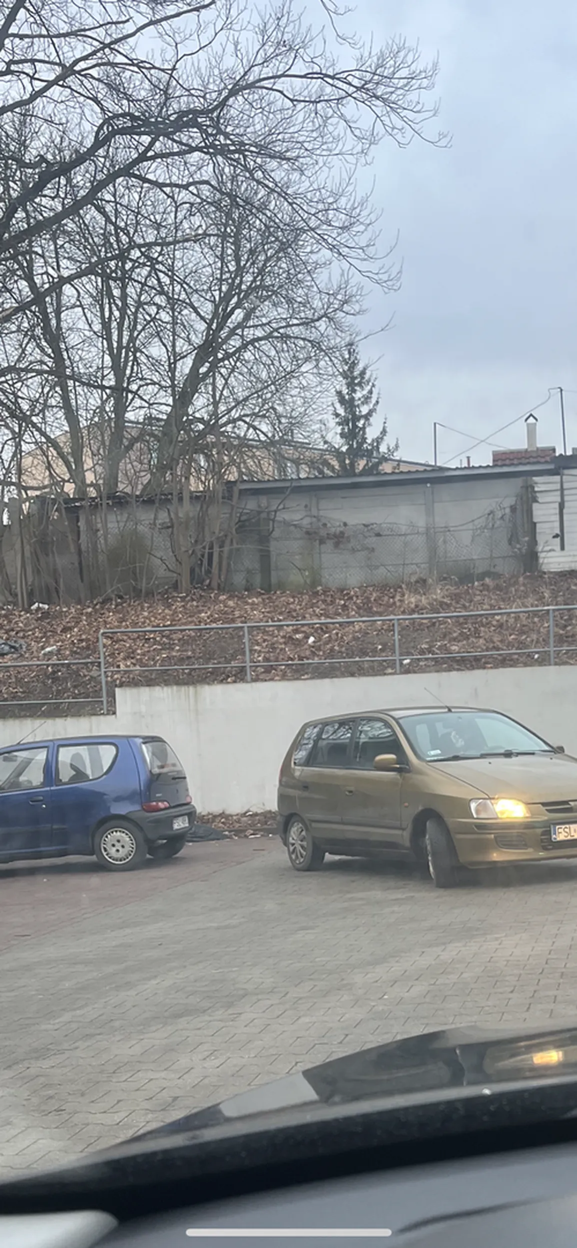 Baba uderzyla w samochod na biedronce cofajac i uciekla