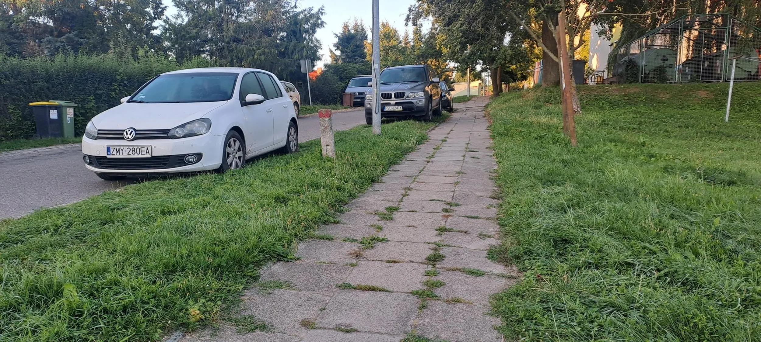 Wsiok parkuje gruza na trawniku, bo ciężko mu "dudę" ruszyć z pustego parkingu 30m dalej