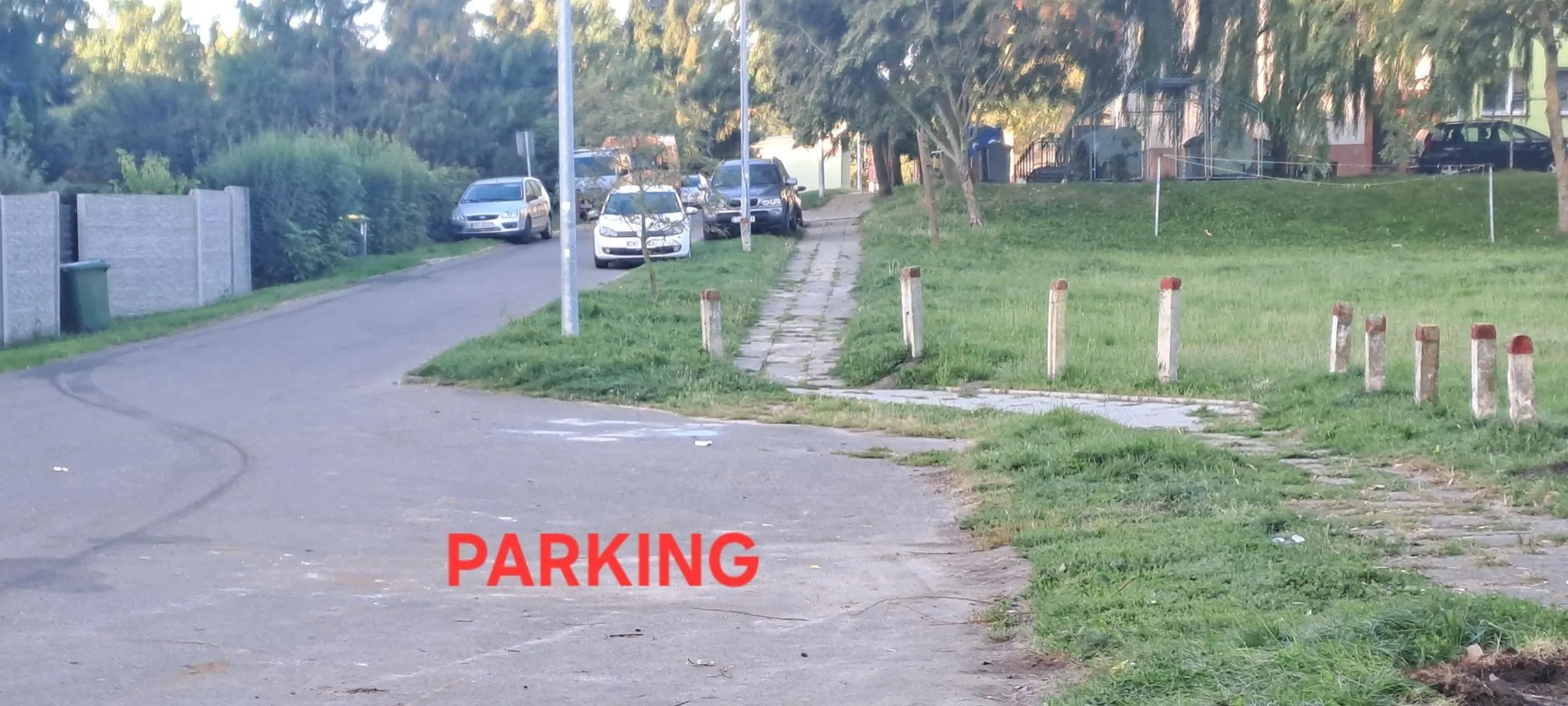 Wsiok parkuje gruza na trawniku, bo ciężko mu "dudę" ruszyć z pustego parkingu 30m dalej