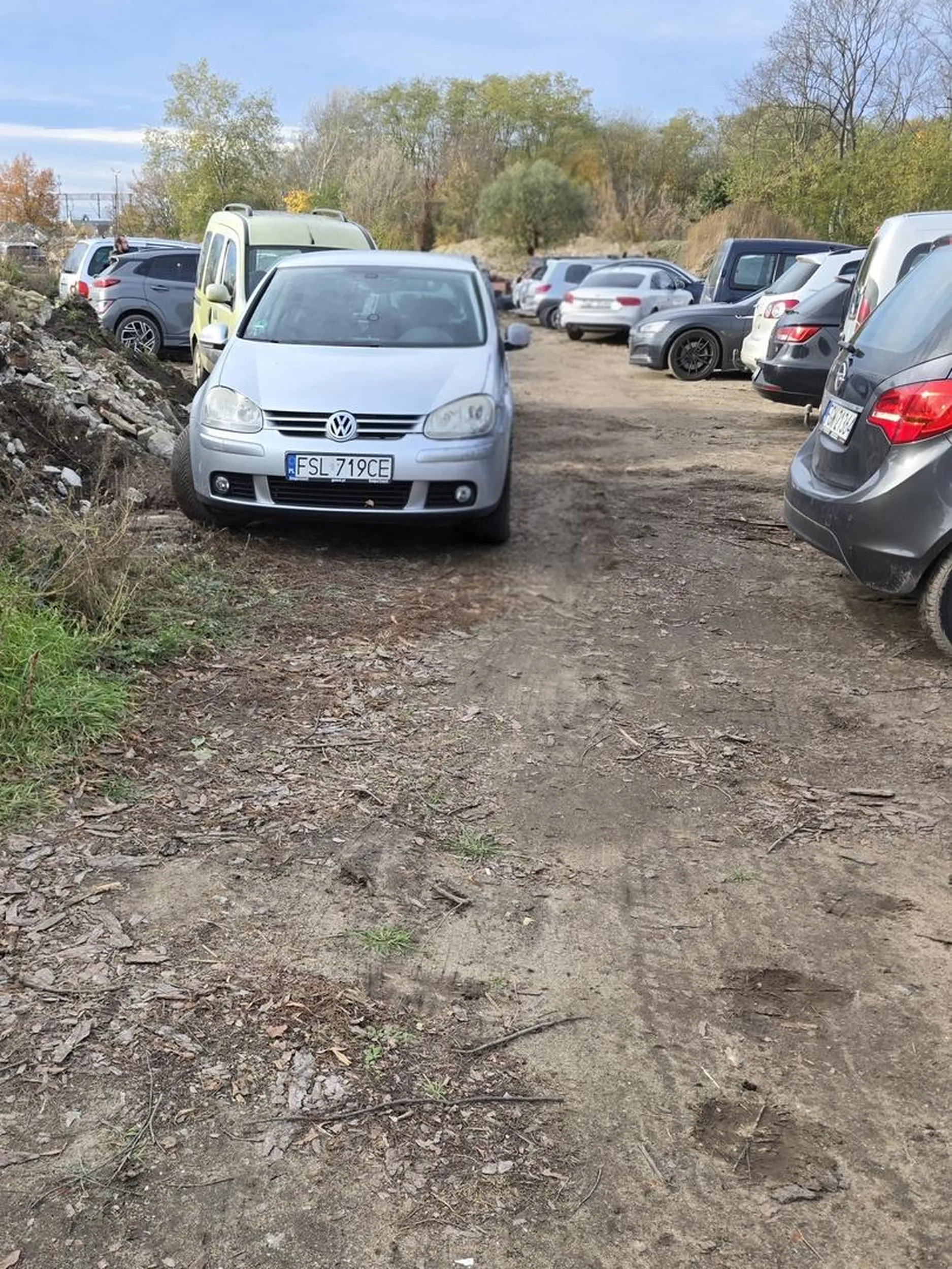 Kierowca parkuje pod cmentarzem bez żadnego pomyślunku. Zastanów się nad oddaniem prawka bo w dzień wszystkich świętych zastawiasz 10 samochodów jednocześnie.