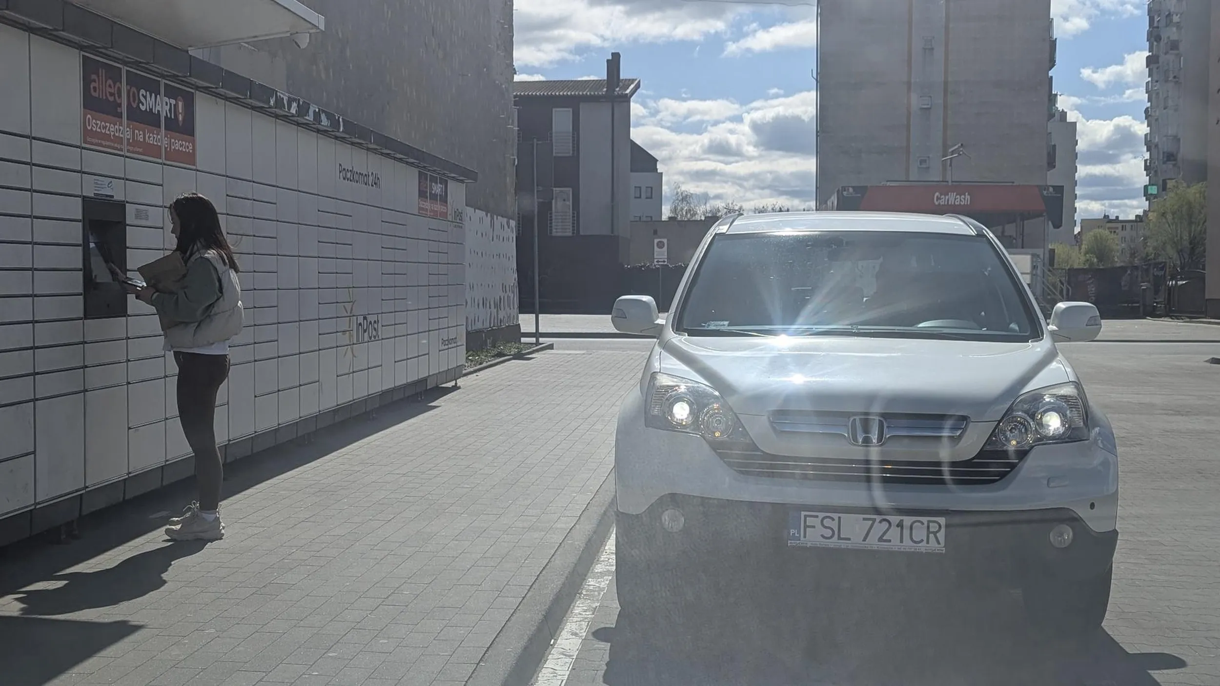 Umysłową hrabina potrzebowała zaparkować na dwóch miejscach przed paczkomatem. Nie robiąc sobie nic z tego, że czekam by po ludzku zaparkować na jednym miejscu parkingowym. Zaparkowała na włączonych światłach ? Stała i szczerzyła do mnie swoje kły. Nie pozdrawiam bo nie ma co ?