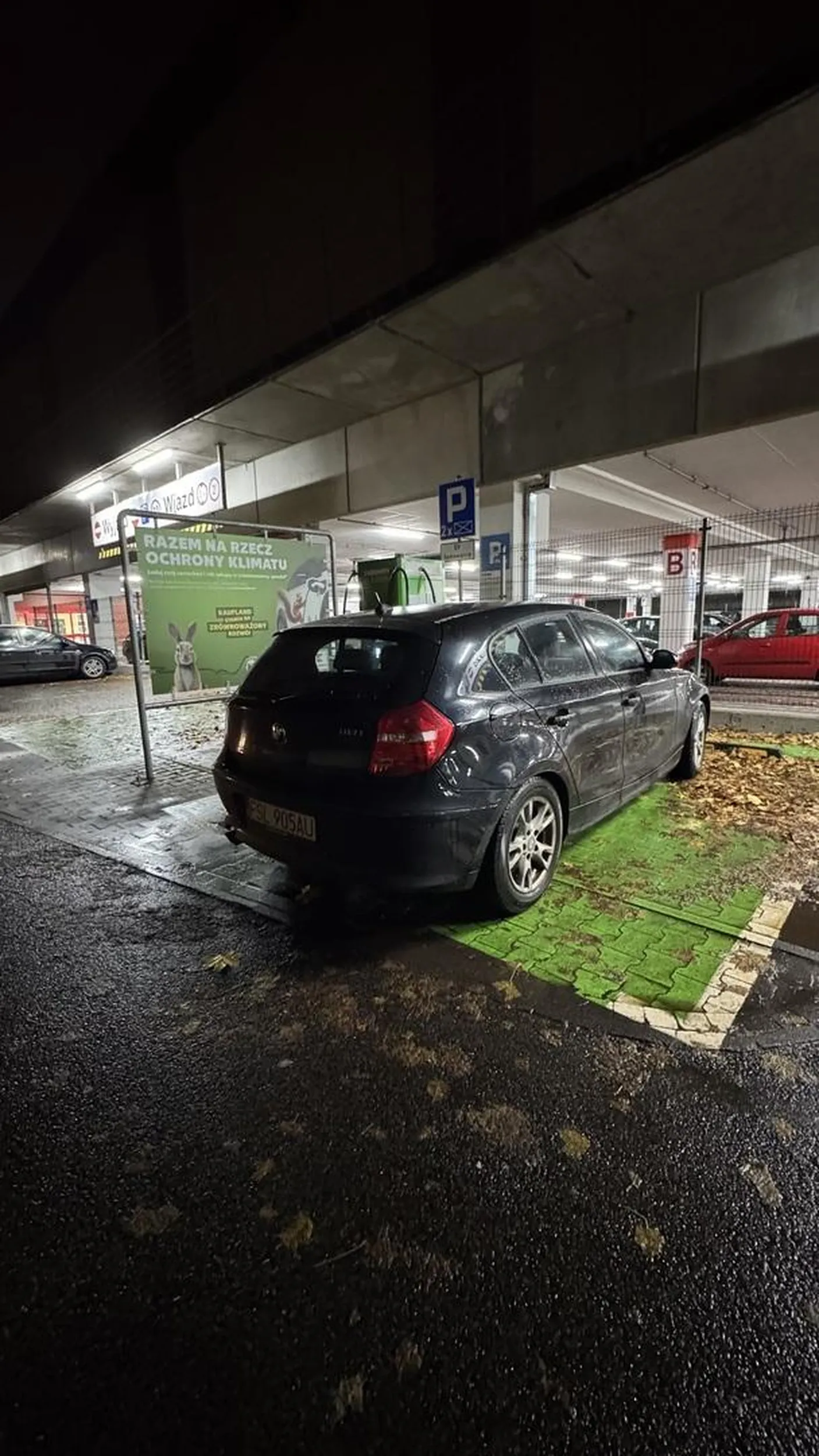 Masz BMW możesz sobie nawet stanąć w miejscu ładowania samochodów elektrycznych, brawo, Pakac