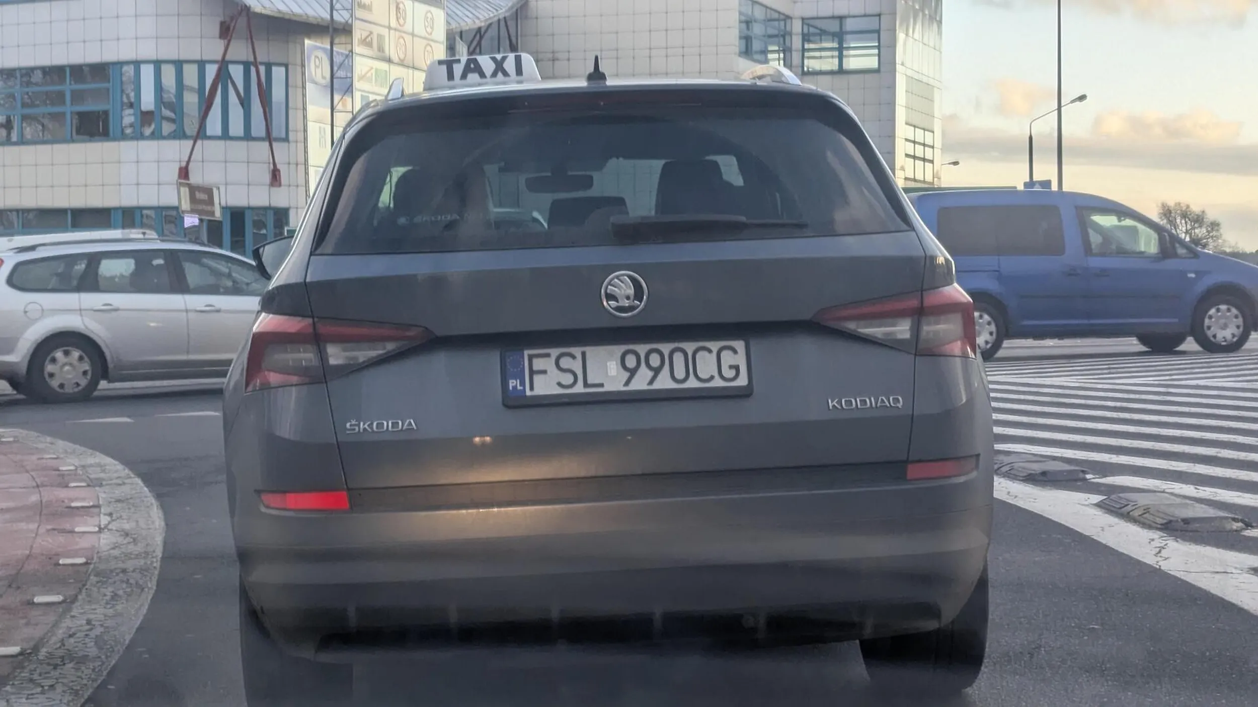 Wymusza wyjazd z zatoczki w Słubicach na główną ulicę. Nie umie korzystać z kierunkowskazu. Wielki ham bo pokazuje środkowy palec. Jedna wielka dzicz, a nie kierowca taxi. Nie polecam wsiadać do tego auta.