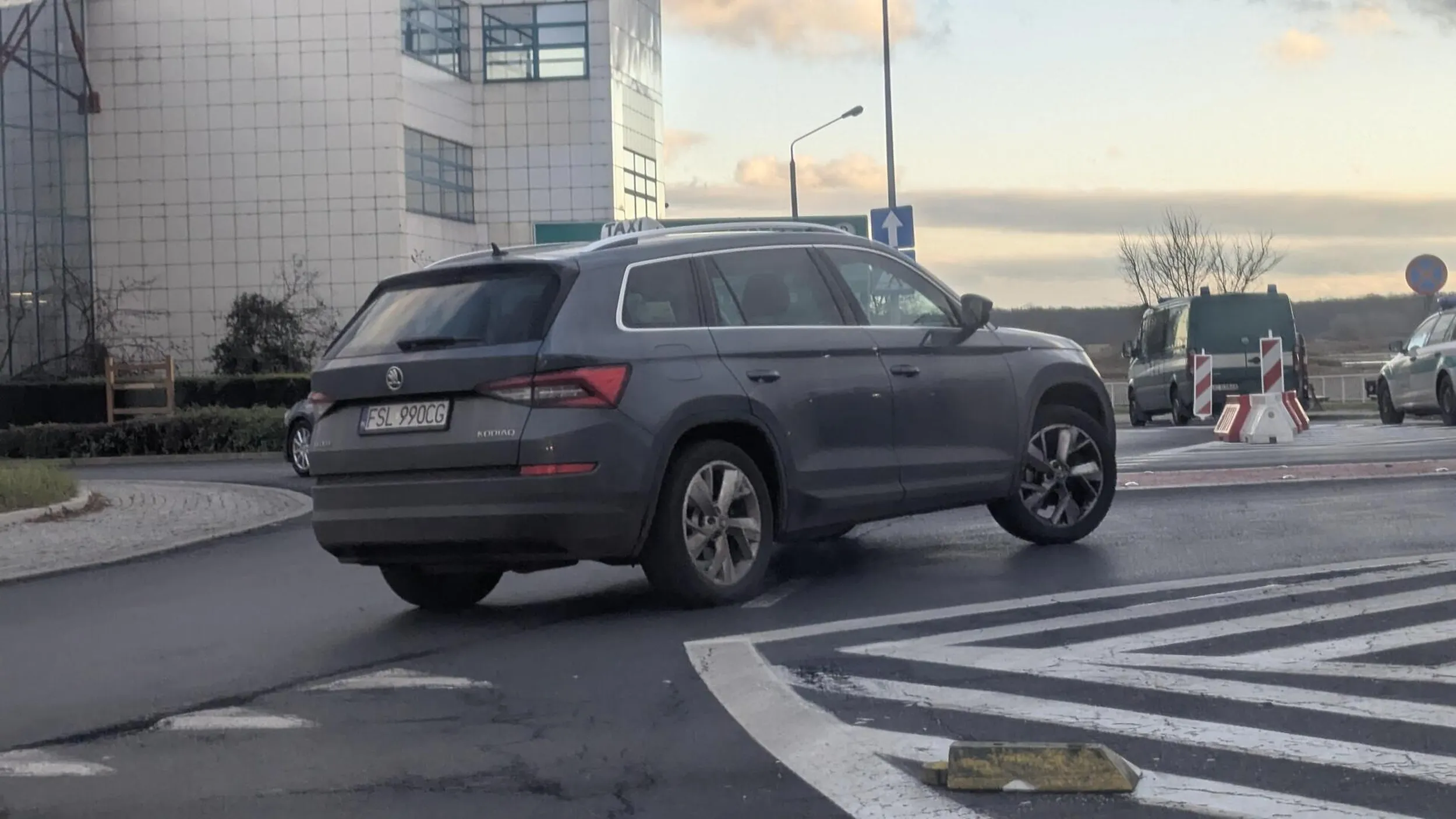 Wymusza wyjazd z zatoczki w Słubicach na główną ulicę. Nie umie korzystać z kierunkowskazu. Wielki ham bo pokazuje środkowy palec. Jedna wielka dzicz, a nie kierowca taxi. Nie polecam wsiadać do tego auta.