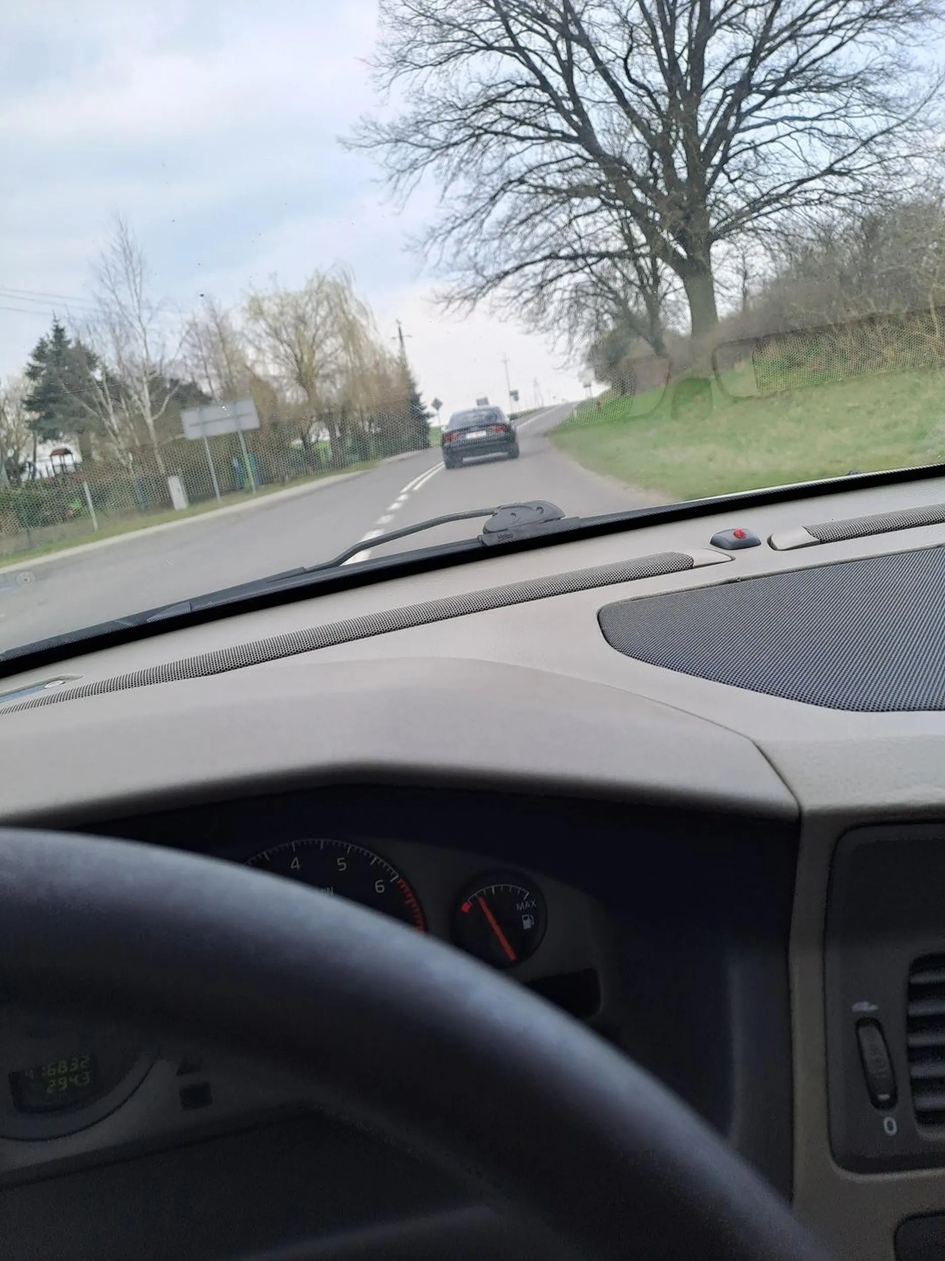 Mistrz prostej a w zabudowanym na 50 to 30 zakręty to też pan hamulec