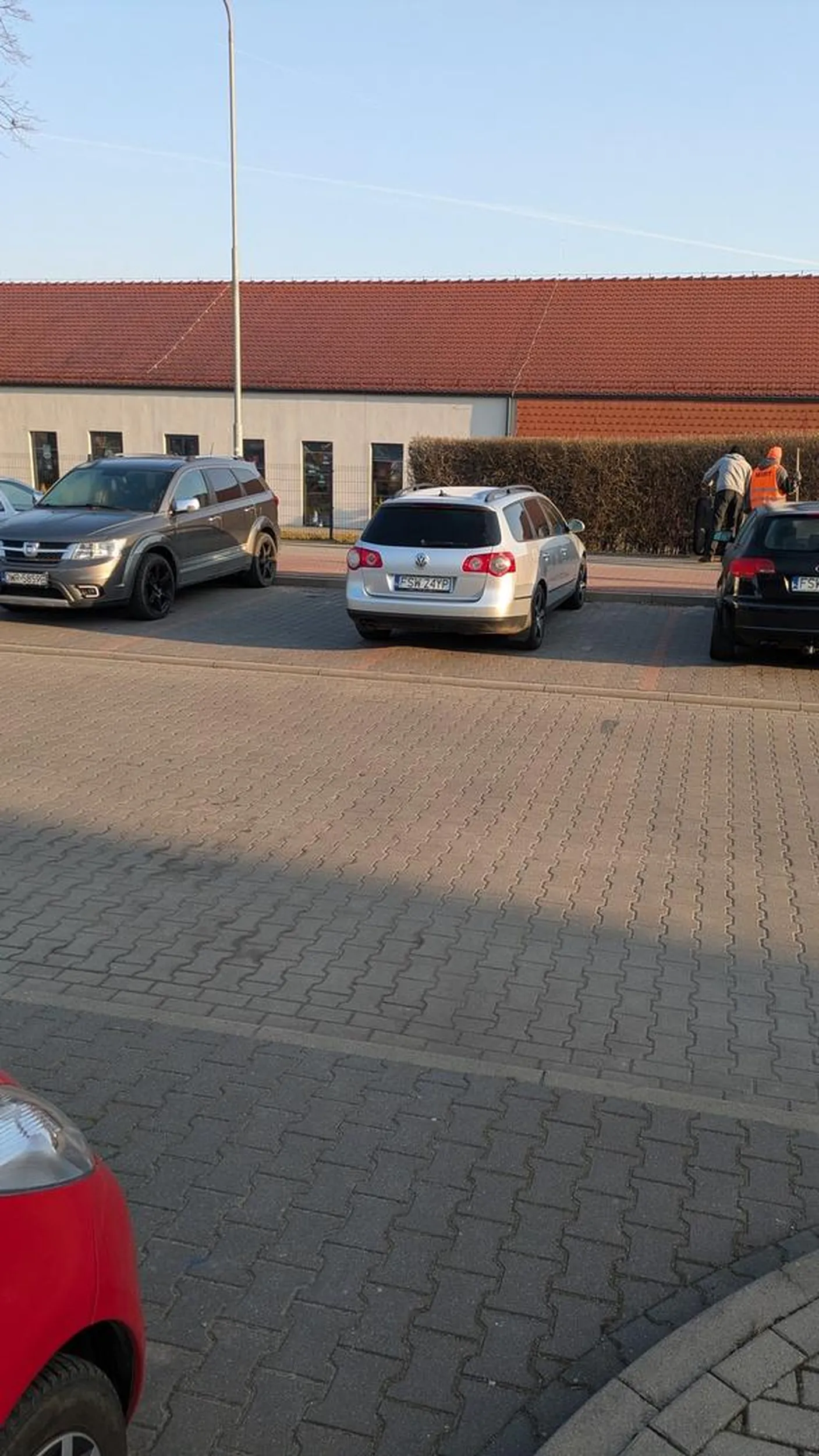 Mocno obłożony parking, gdzie naprawdę trudno o miejsce, ale dla Królewicza/Królewny znalazły się aż dwa, bo kto by się przejmował tymi tam śmiesznymi liniami na ziemi.