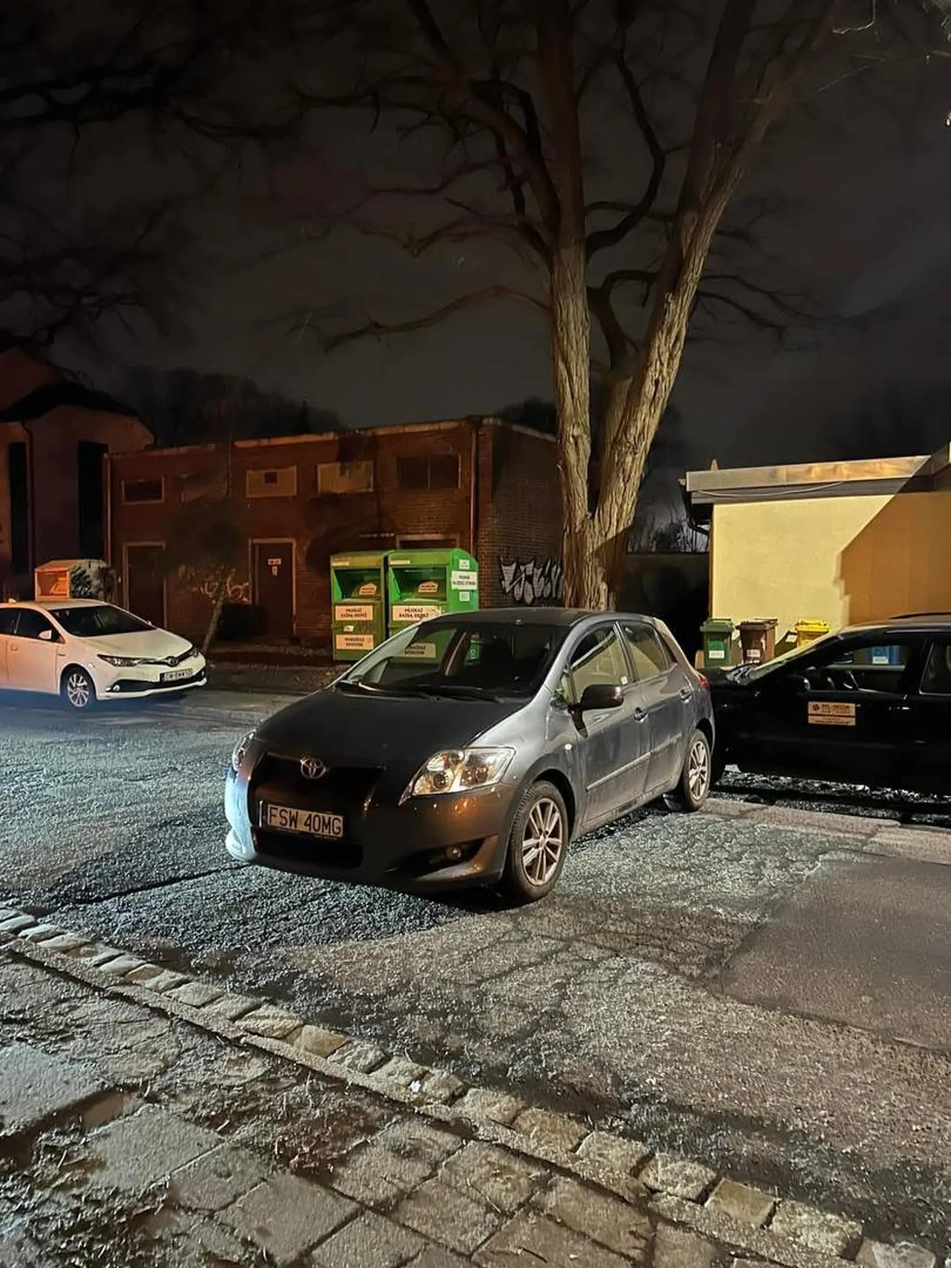 Zapomniał zaciągnąć hamulca ręcznego, zsunęło się auto i zatamował ruch.