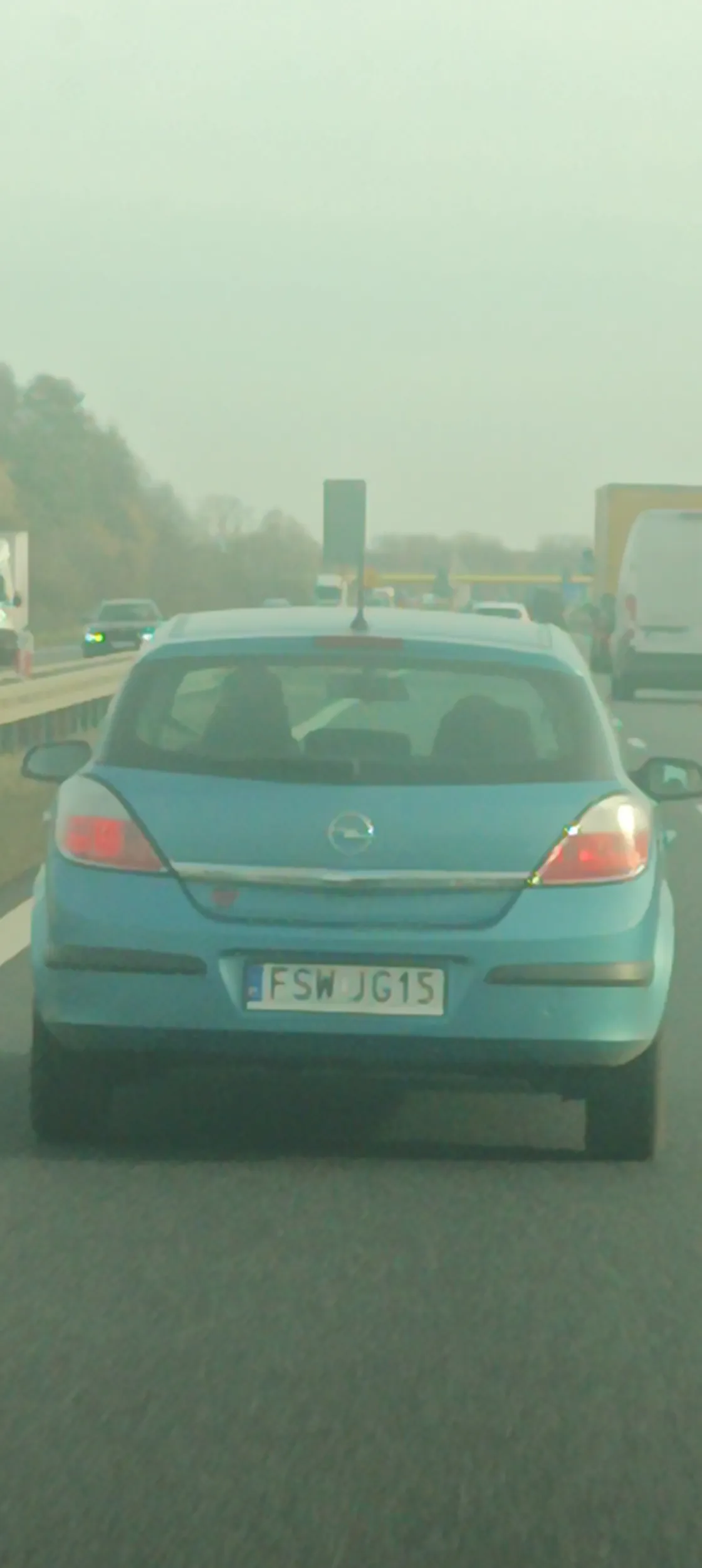 Stary cap, mistrz hamowania na lewym pasie. Stary i złośliwy.