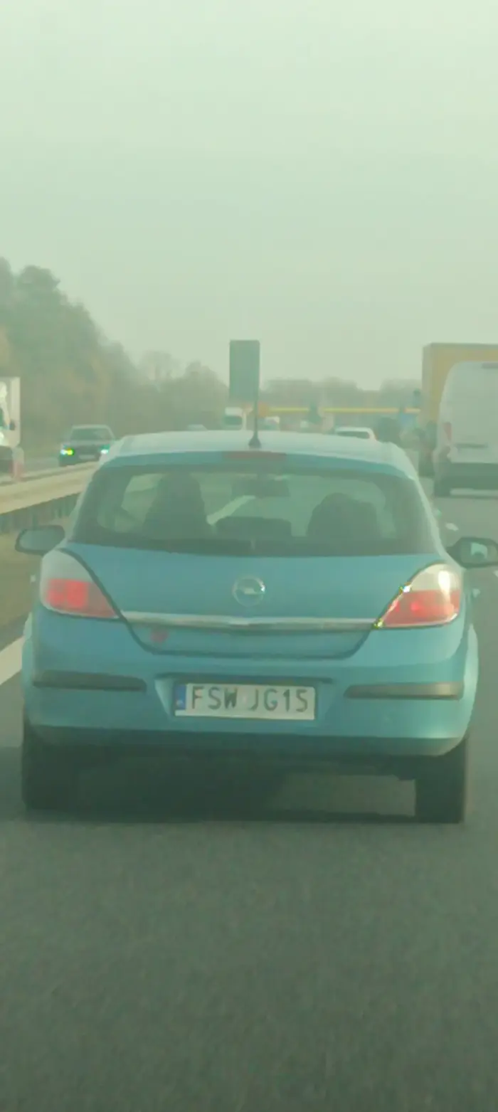 Stary cap, mistrz hamowania na lewym pasie. Stary i złośliwy.