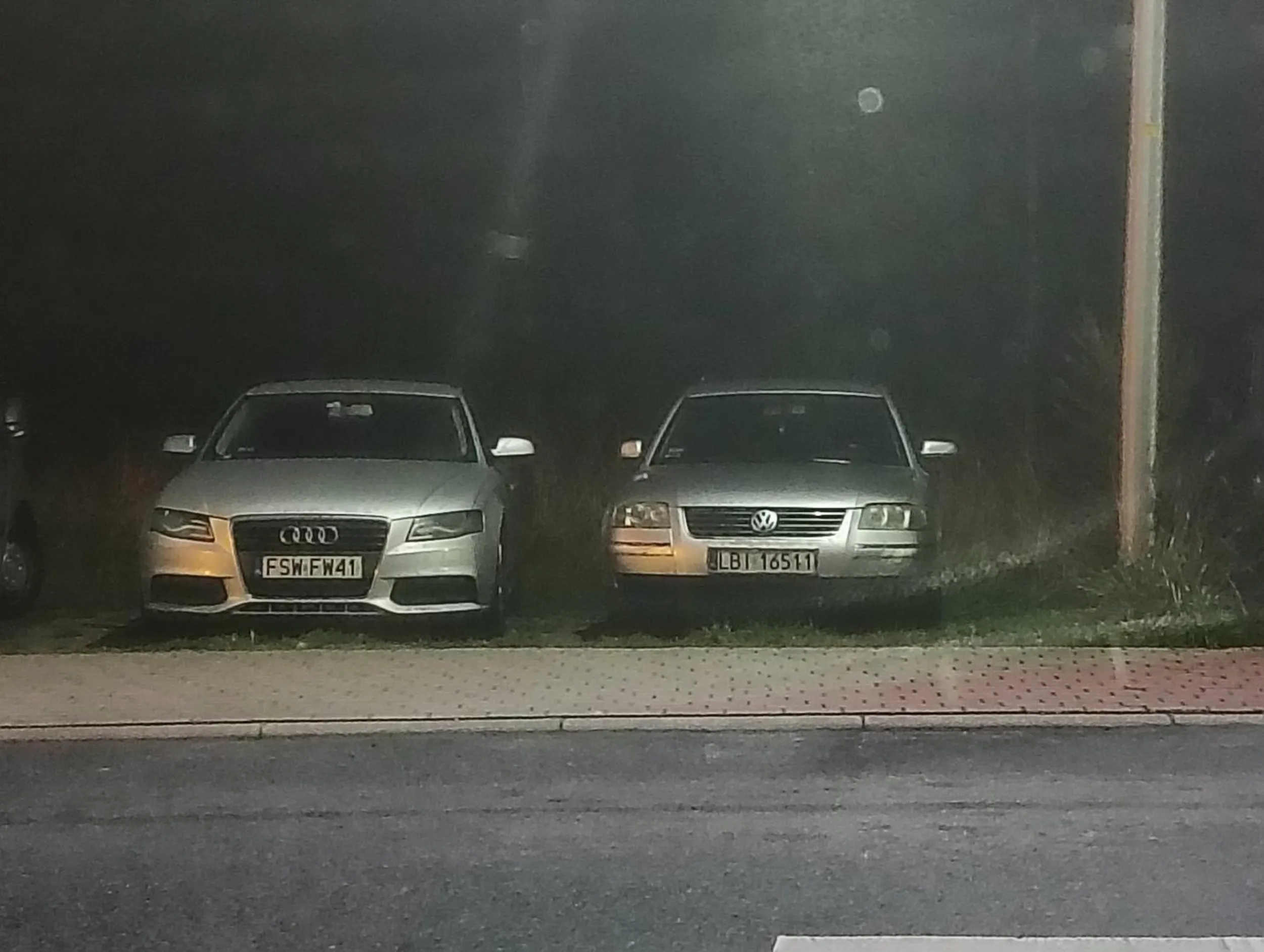 Cwaniak z osiedla co prowadzi swój komis ściąga swoje graty na osiedle (gdzie nie ma miejsc już) i parkuje te graty na pasach zieleni, chodnikach itp. Dupa nie autokomis - jak go nie stać na plan.