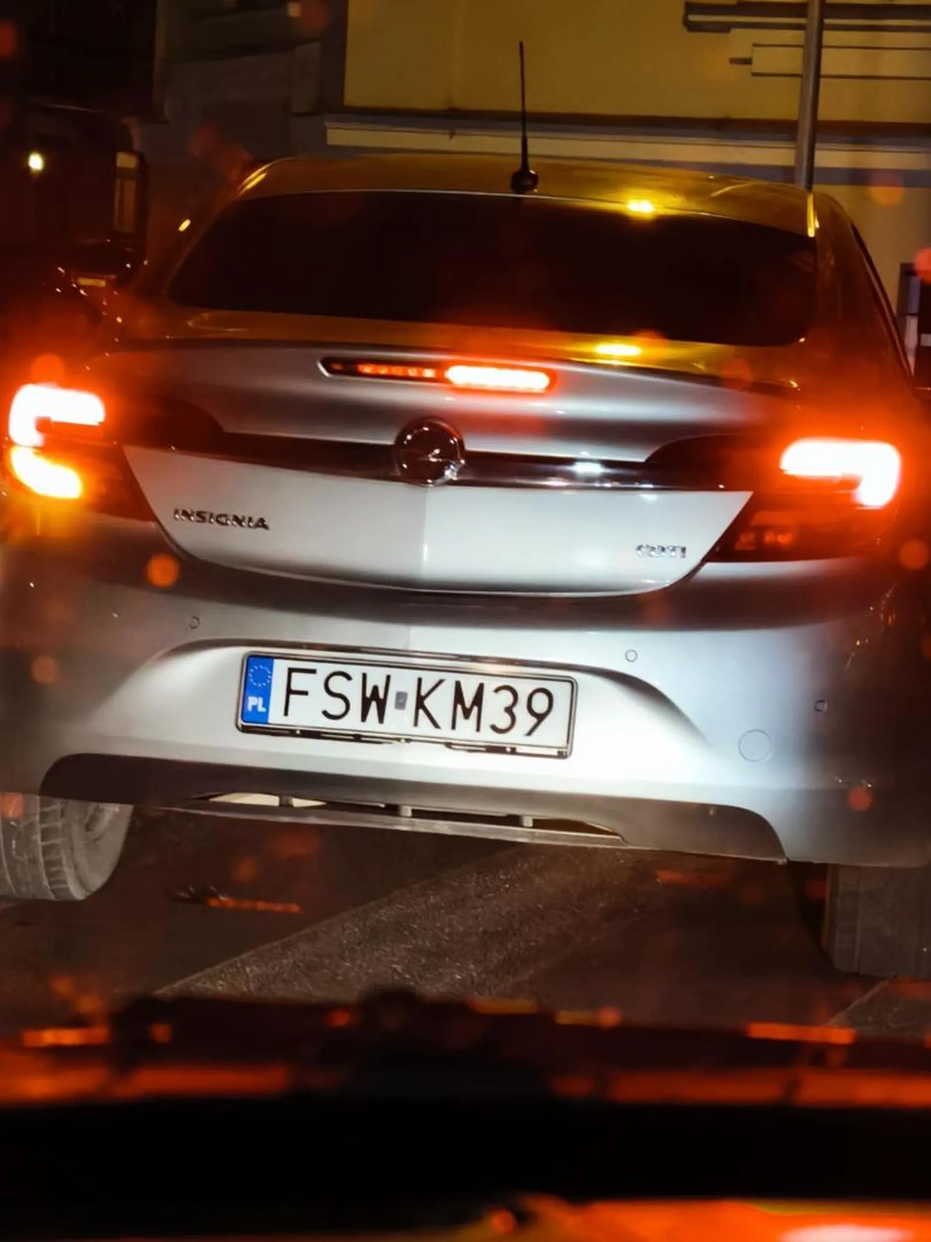 Wyprzedził na pasach i na skrzyżowaniu auto, które przepuszczało pieszego. Mało nie zabił matki z dzieckiem, która przechodziła przez przejście dla pieszych. Sprawa zgłoszona na policje