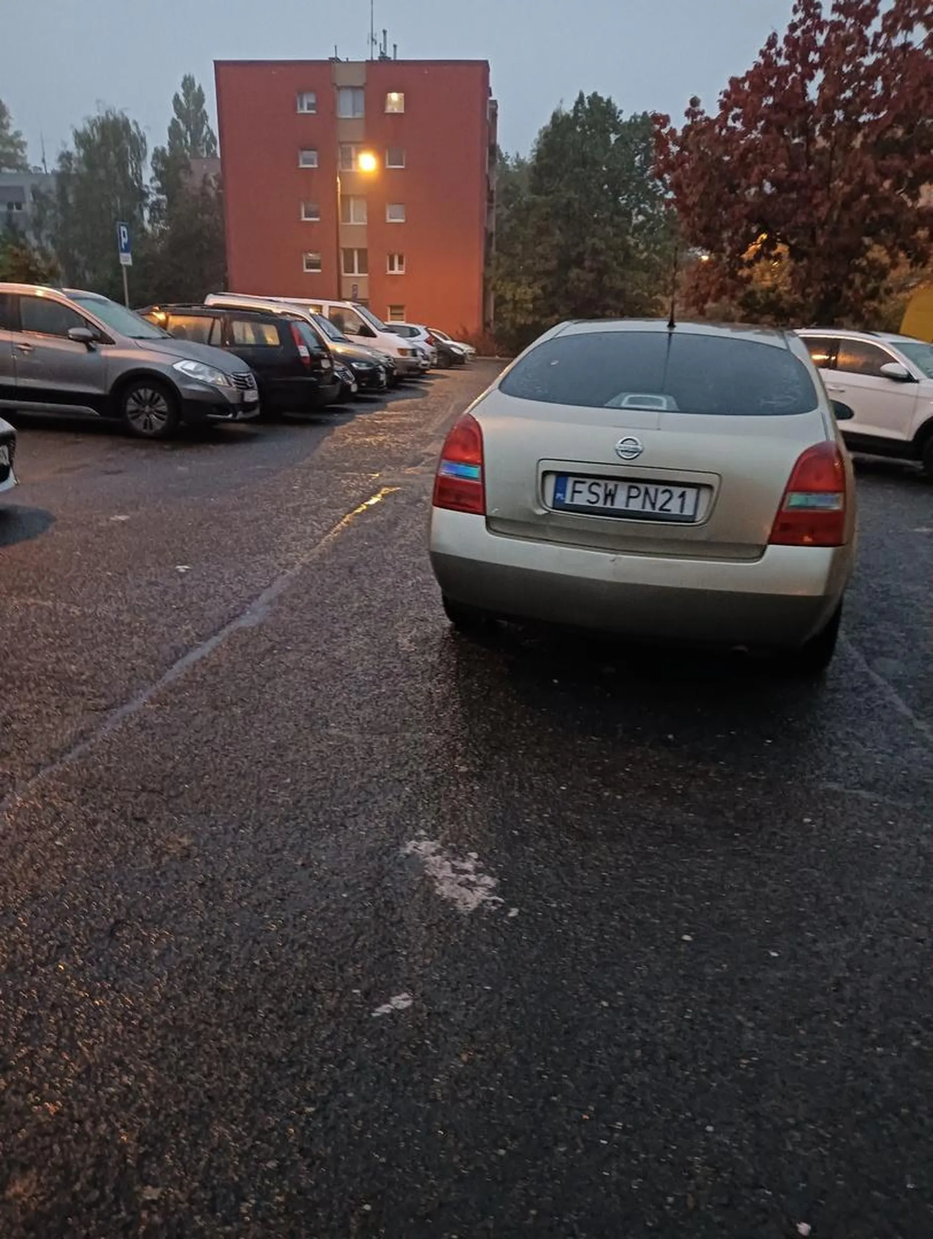 Kierowca Nissana chyba zapomniał pomyśleć. Wezwana policja. Brak przejazdu na parkingu. Wezwana policja. Ja to ja, bo tam nie musiałem wjeżdżać. Ale wk_rw ludzi którzy nie mogli wyjechać z parkingu niesamowity.