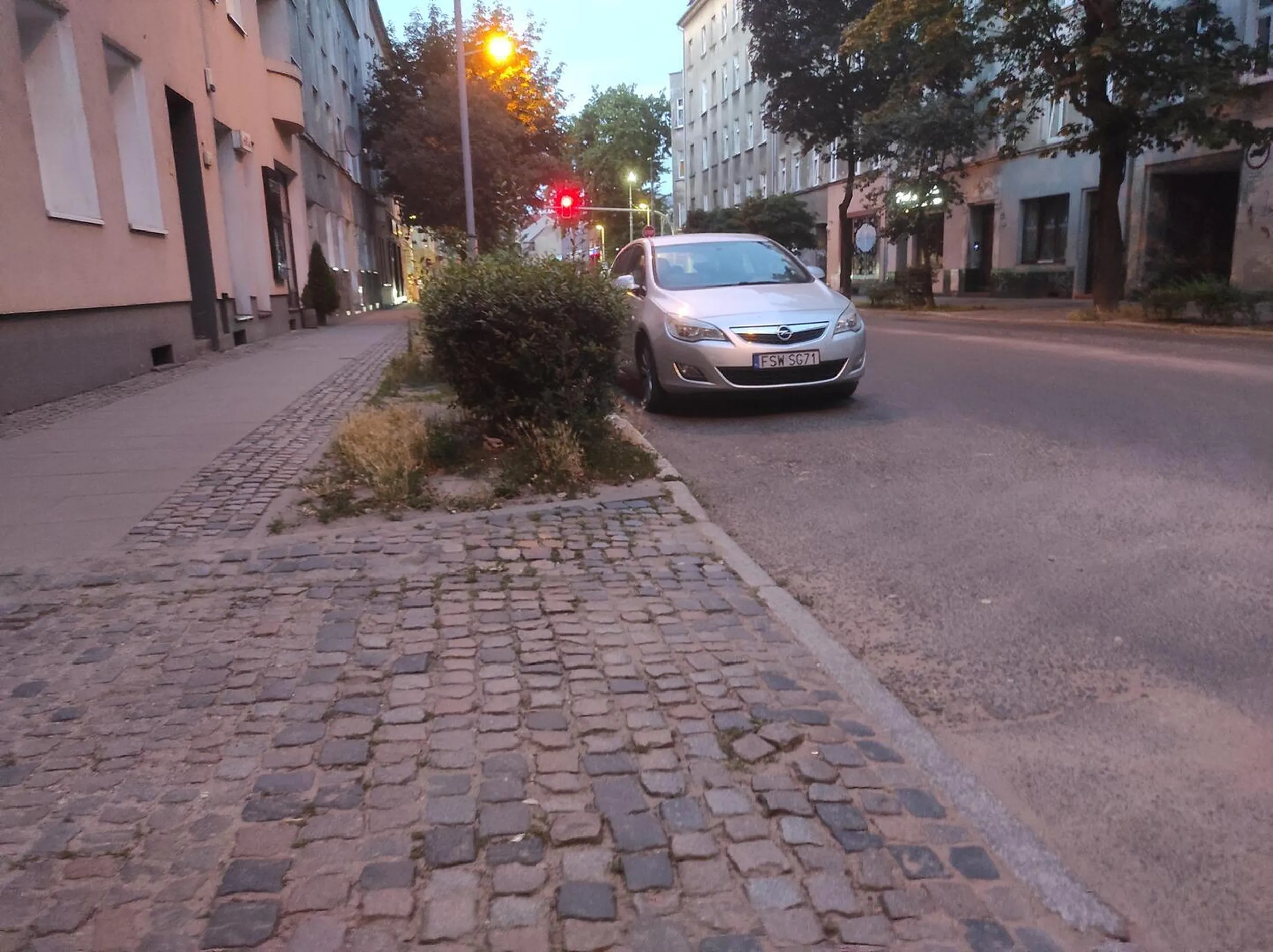 Utrudnia wyjazd z bramy, parkuje  na zakazie. Gorzów Wielkopolski, ul. Mickiewicza. Podstawa prawna: par.28 ust.2 ustawy o znakach drogowych - złamany zakaz zatrzymywania się i postoju (znak b-36 widoczny na zdjęciu). art.49 ust.2 pkt.1 ustawy prawo o ruchu drogowym - postój utrudnia wyjazd z bramy, zasłania wyjeżdzającym drogę ul. Mickiewicza.