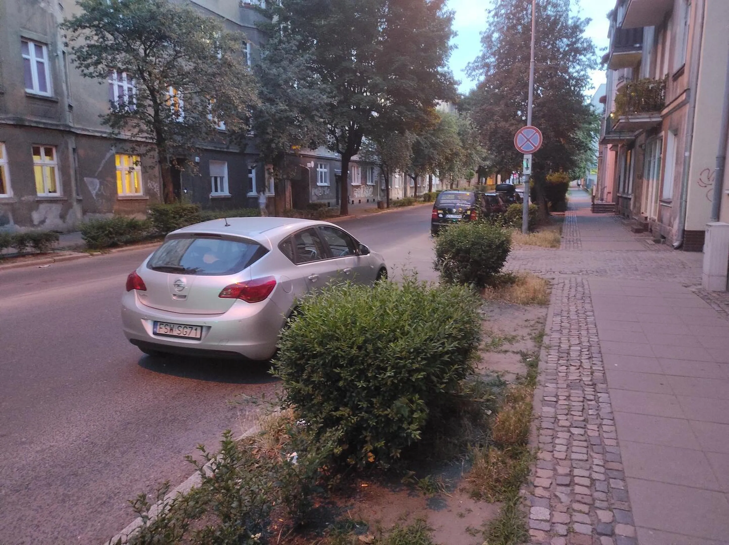 Utrudnia wyjazd z bramy, parkuje  na zakazie. Gorzów Wielkopolski, ul. Mickiewicza. Podstawa prawna: par.28 ust.2 ustawy o znakach drogowych - złamany zakaz zatrzymywania się i postoju (znak b-36 widoczny na zdjęciu). art.49 ust.2 pkt.1 ustawy prawo o ruchu drogowym - postój utrudnia wyjazd z bramy, zasłania wyjeżdzającym drogę ul. Mickiewicza.