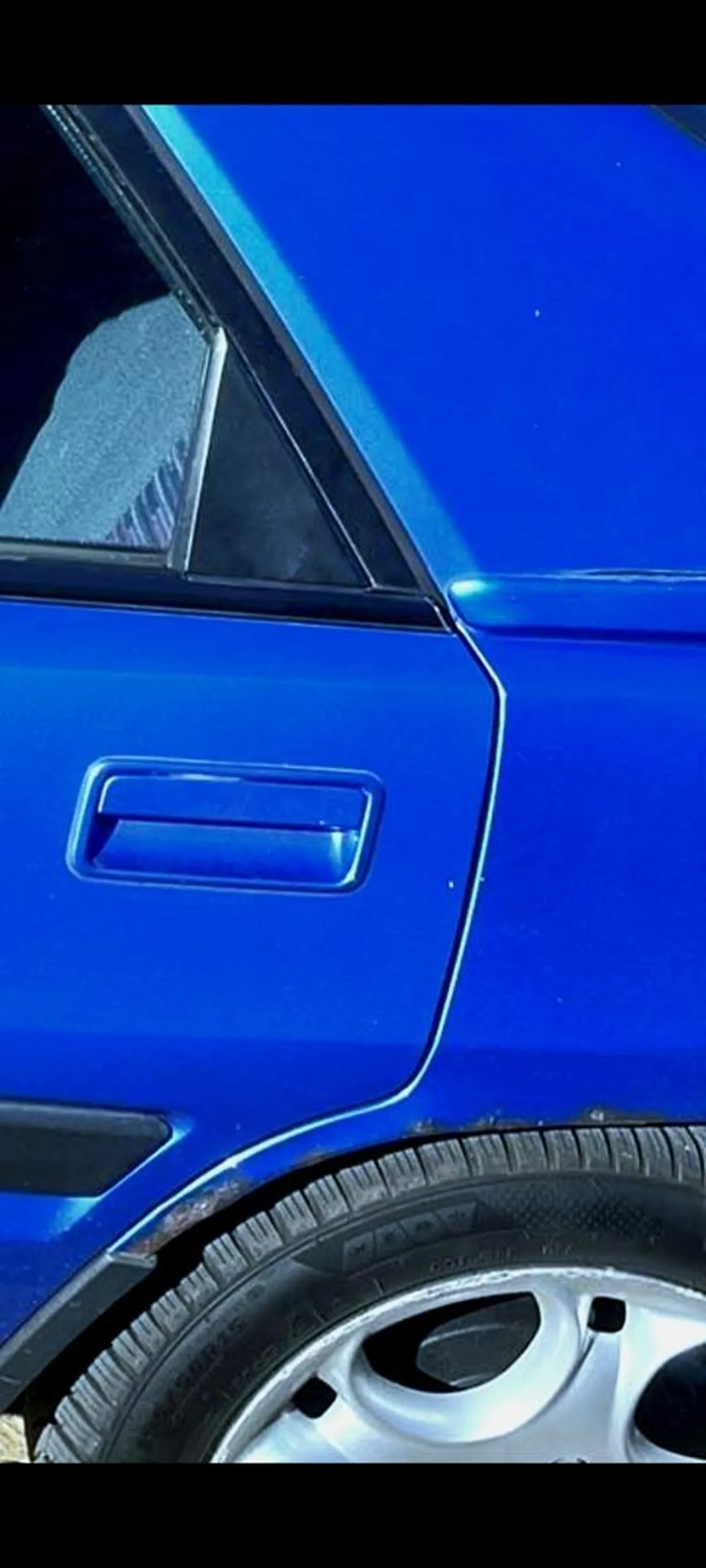 Chłop co kręci auto na najwyższych obrotach regularnie katuje silnik ma ponaklejane jakieś pseudo sportowe naklejki które wyglądają jakby wyciął reklamę z gazety i nakleił na szybę.Auto w fatalnym stanie technicznym rdza znajduje się praktycznie na każdym elemencie samochodu do tego stopnia że gdy najeździe na nierówność to lakier z rdzą odpadają na drogę.Jedyne co trzyma tą blachę przy sobie to taśma klejąca bo koleś dokleja sobie elementy które nie chcą już się trzymać której.Auto wyje niemiłosiernie mimo to że mocy nie posiada (przegrywa z busiarzami na światłach) Generalnie auto nadaje się na złom i to cud że jest dopuszczone do ruchu a przegląd był robiony chyba u waldka w szopie.Uważajcie na tego kierowce bo to kwestia czasu zanim mu coś odpadnie. Nie daj Boże żeby ktoś za nim jechał