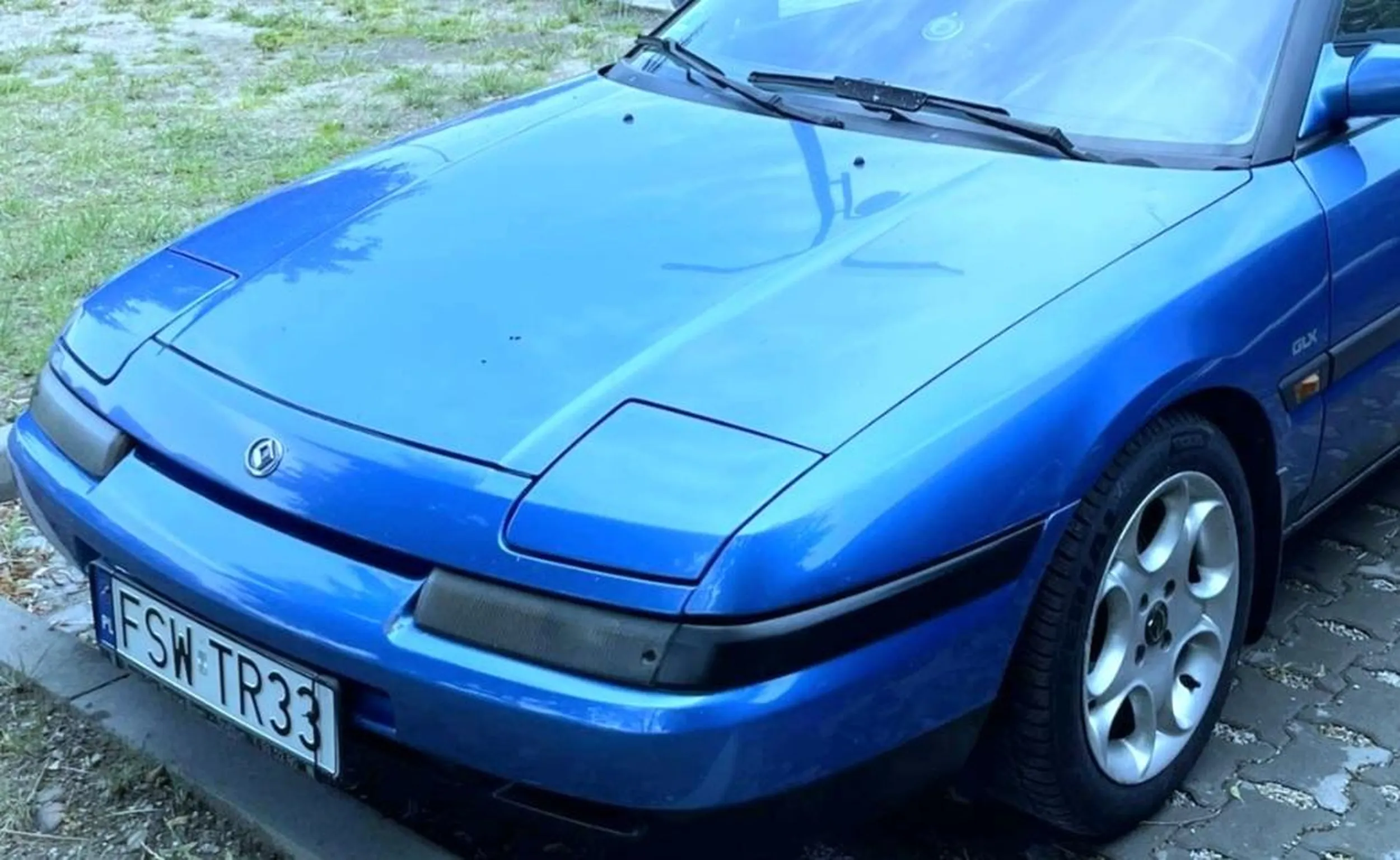 Chłop co kręci auto na najwyższych obrotach regularnie katuje silnik ma ponaklejane jakieś pseudo sportowe naklejki które wyglądają jakby wyciął reklamę z gazety i nakleił na szybę.Auto w fatalnym stanie technicznym rdza znajduje się praktycznie na każdym elemencie samochodu do tego stopnia że gdy najeździe na nierówność to lakier z rdzą odpadają na drogę.Jedyne co trzyma tą blachę przy sobie to taśma klejąca bo koleś dokleja sobie elementy które nie chcą już się trzymać której.Auto wyje niemiłosiernie mimo to że mocy nie posiada (przegrywa z busiarzami na światłach) Generalnie auto nadaje się na złom i to cud że jest dopuszczone do ruchu a przegląd był robiony chyba u waldka w szopie.Uważajcie na tego kierowce bo to kwestia czasu zanim mu coś odpadnie. Nie daj Boże żeby ktoś za nim jechał