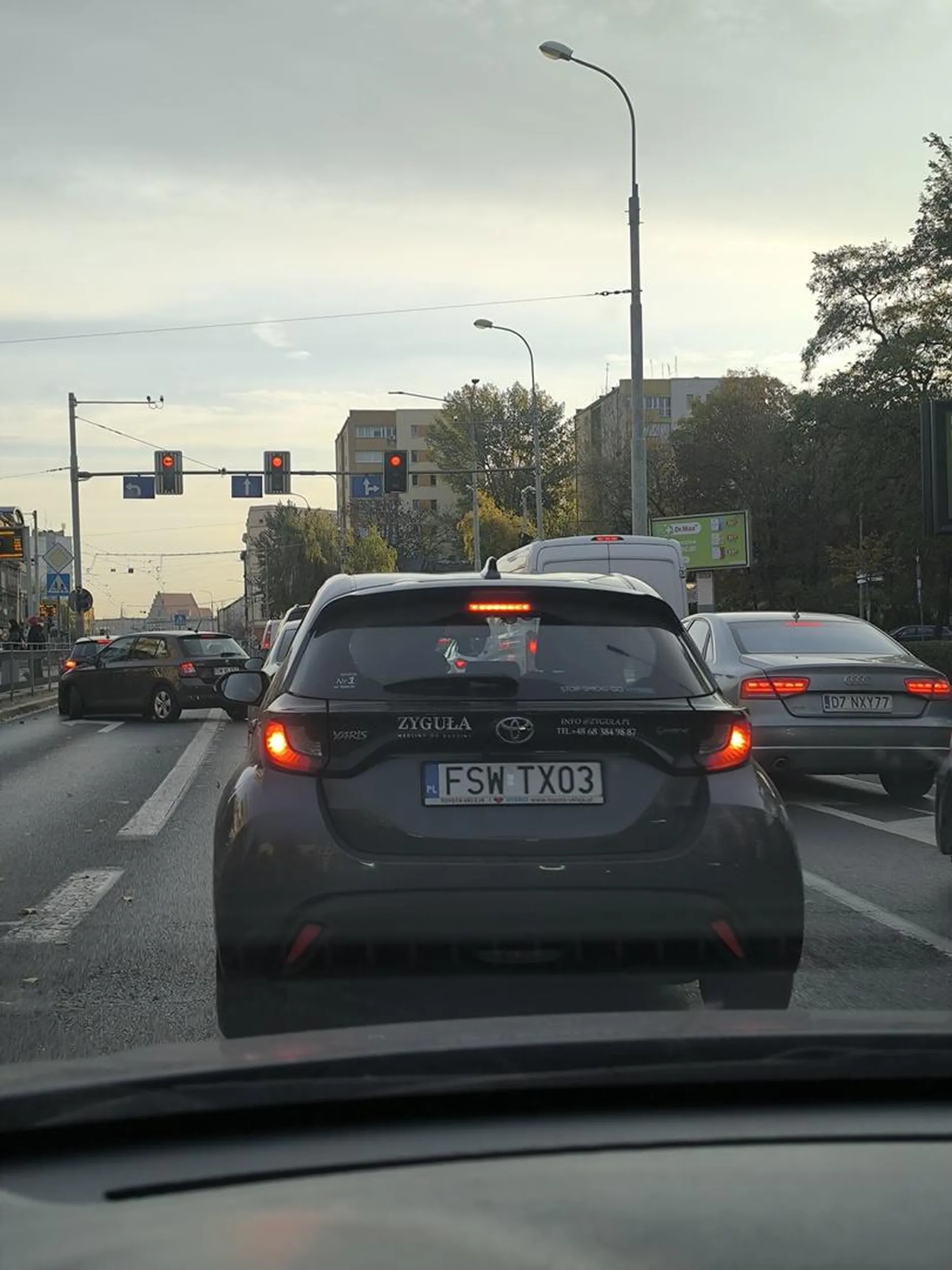 Agresywna jazda na zderzaku, wymuszanie pierwszeństwa, przekraczanie prędkości w terenie zabudowanym. Typowe firmowe auto z średnio rozgarniętym orangutanem za kierownicą.