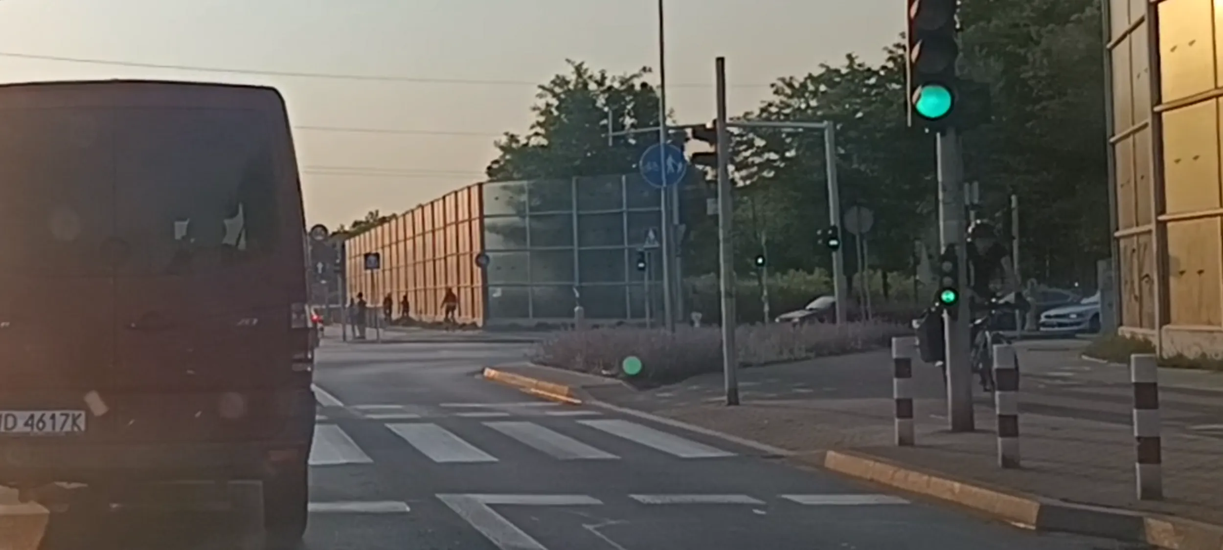 Bandyta drogowy na skrzyżowaniu odleciał prosto z pasa do skrętu w prawo. Przy tym przekraczając prędkośc o 50kmh w terenie zabudowanym. Bandyta kiedyś kogoś zabije.