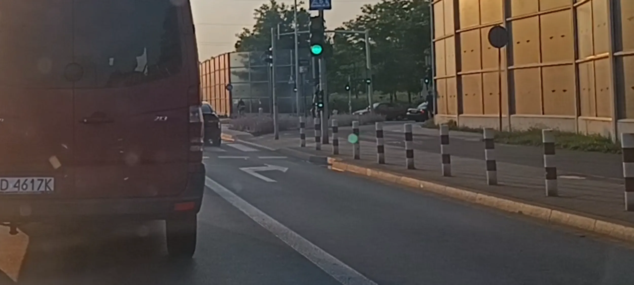 Bandyta drogowy na skrzyżowaniu odleciał prosto z pasa do skrętu w prawo. Przy tym przekraczając prędkośc o 50kmh w terenie zabudowanym. Bandyta kiedyś kogoś zabije.