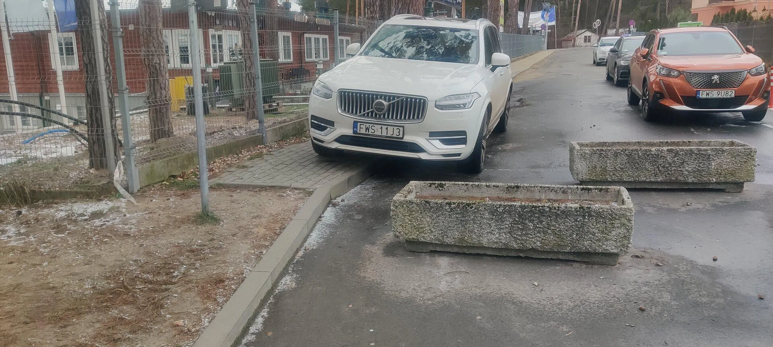 Parkowanie na chodniku całkowicie uniemożliwiło przejście z "przyczepką" rowerową. Musieliśmy wrócić do innego wejścia oddalonego o ponad 10 minut drogi.