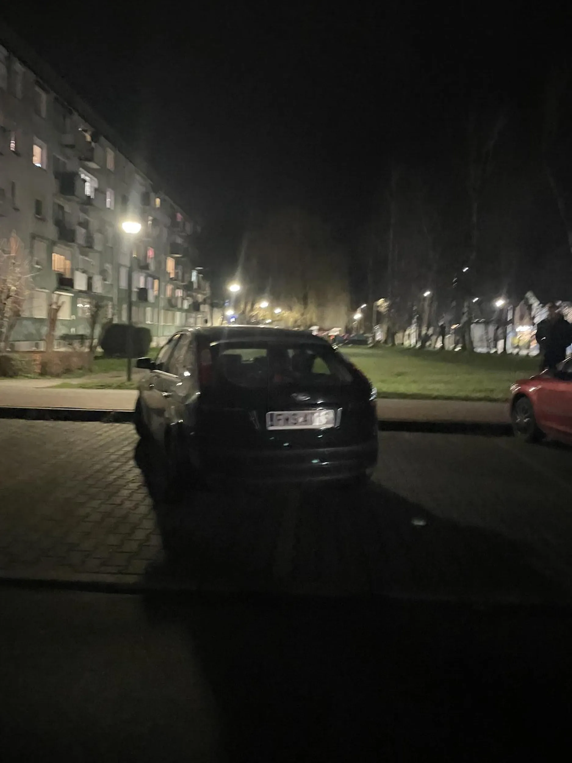 Pozdrawiam kierowcę Forda za dobre parkowanie. Jakbym miał karnego kutasa to bym nakleił ale nie mam więc masz szczęście