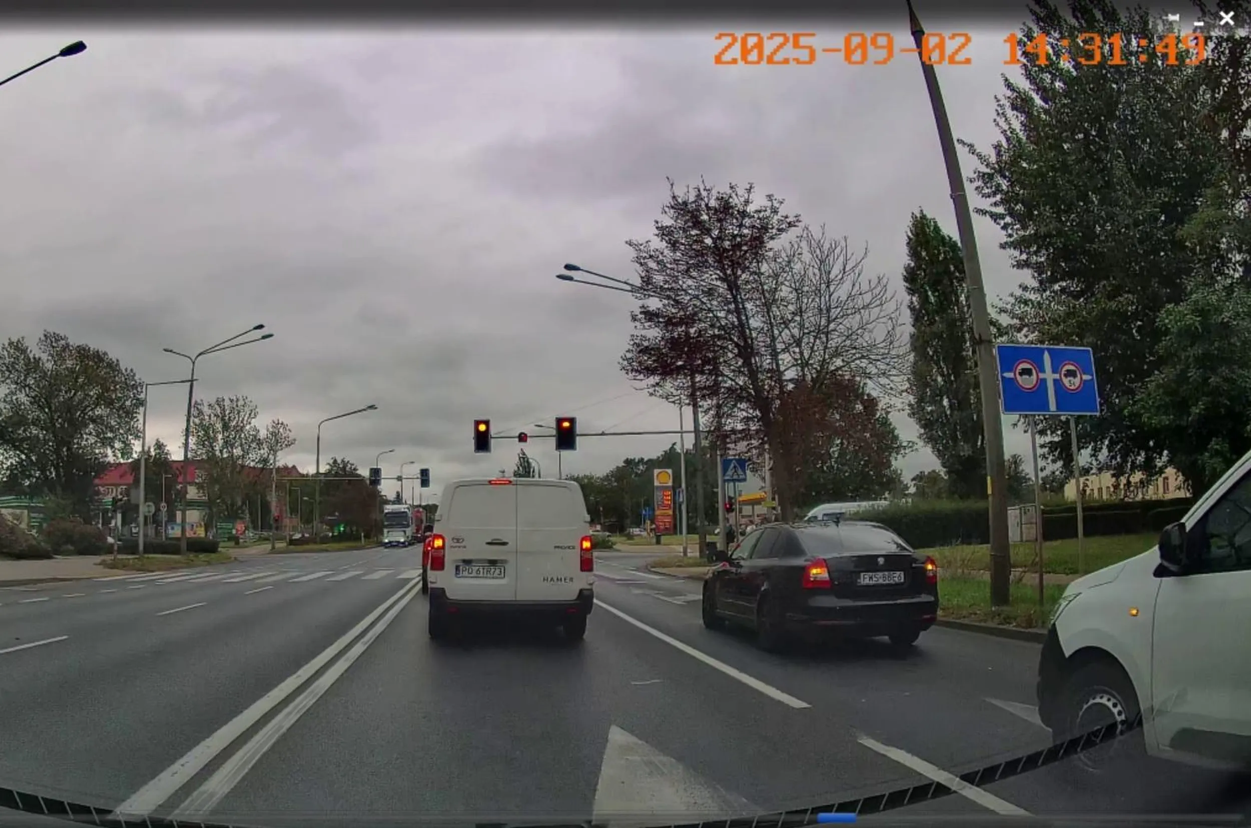 Co to za kierowca... Glogów, 2 września 2025, 14:31 Droga krajowa 12 na wysokości Shell, auto zostawione na światłach awaryjnych, bez kierowcy w środku, blokujące przed światłami cały prawy pas ruchu. Nikogo w aucie, ani obok auta. Co ten ktoś musi mieć w głowie... Uprawnienia do odebrania... O ile posiada.