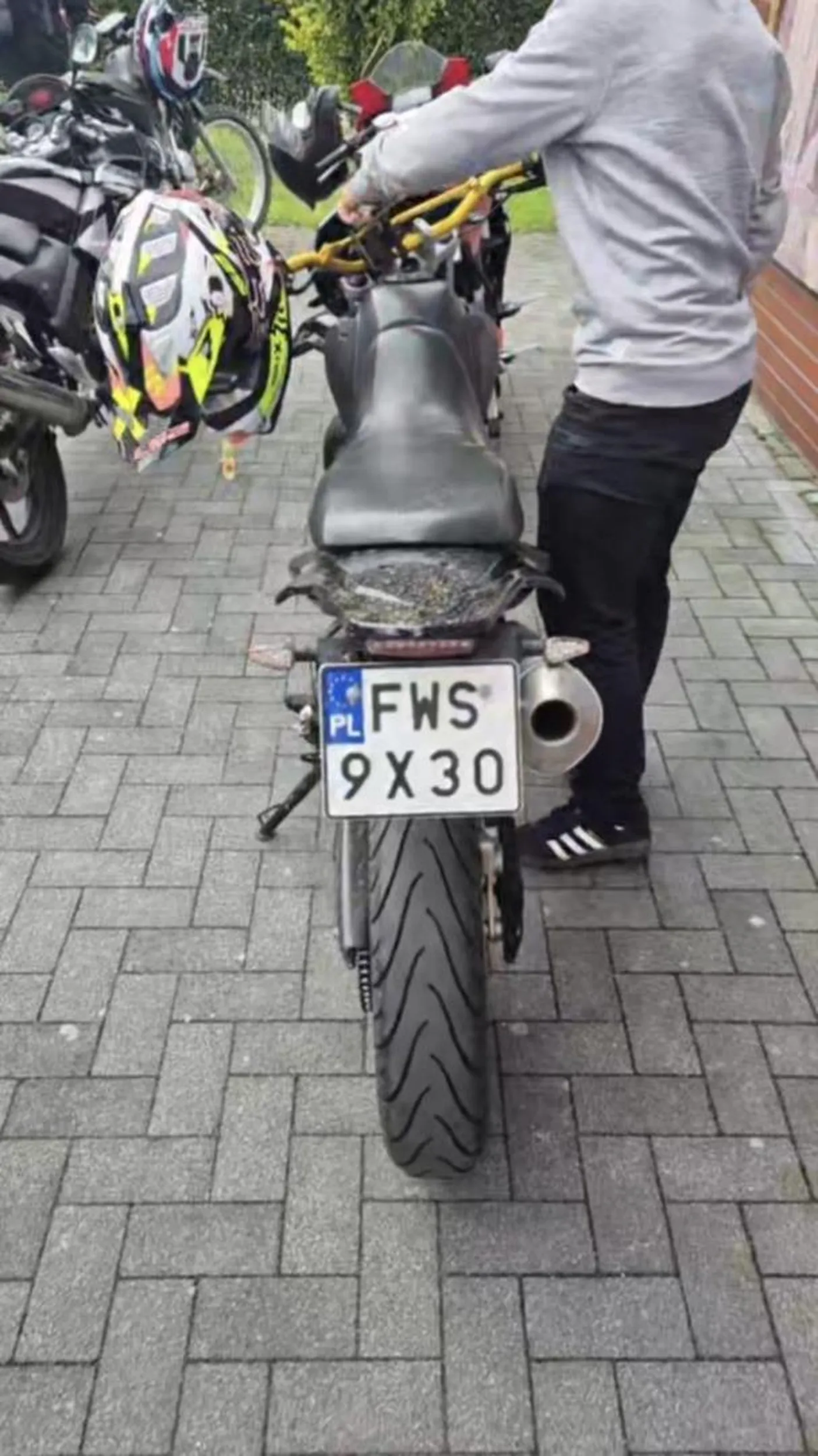 Kierowca Yamahy ostatnio na Wschowie po ulicy bo nie chciała odpalić a kierowca jest jak 5 letnie dziecko wzrostowo i kolega go pchał bo on nie dosięgał