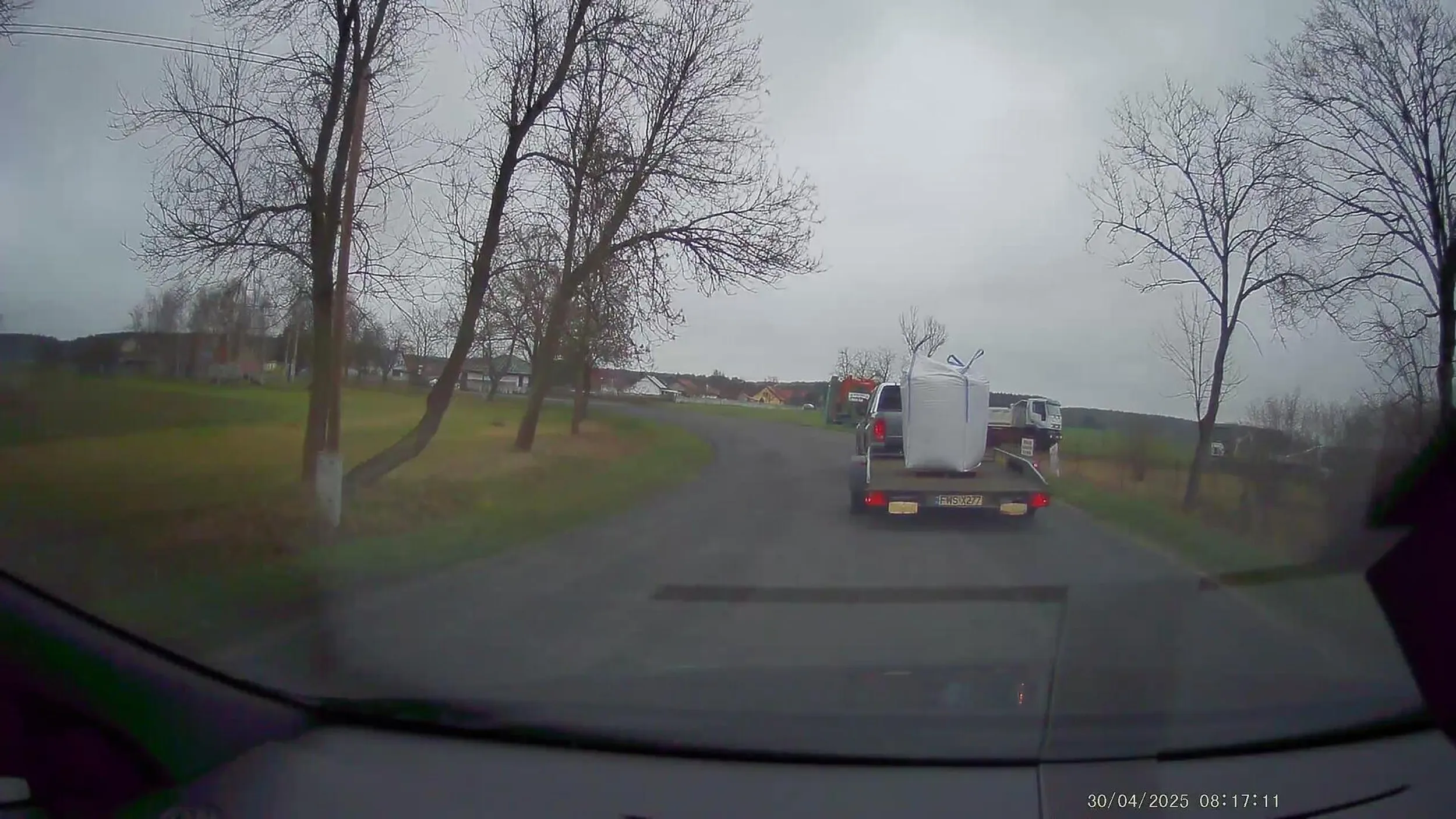 Gość.który jechał autem z tą lawetą powinien prawo jazdy oddać.Trzeba być naprawdę głupim,żeby ładunek bez żadnego zabepieczenia w ten sposób przewozić.