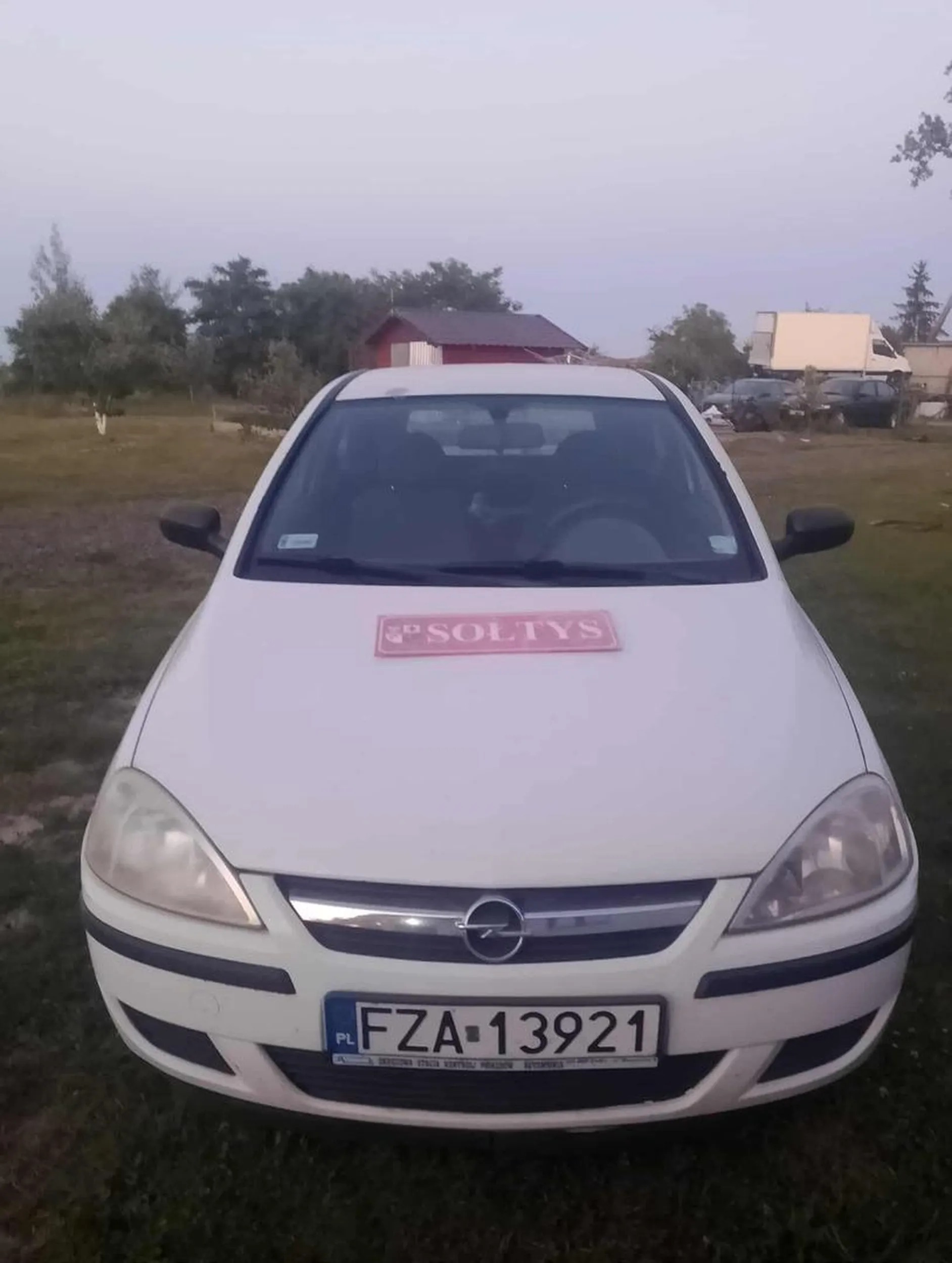 Widziałem tą bestie na polach w drozkowie i słyszałem legendę o tym że wyprzedziła lambo na autostradzie. Jako wielki fan sołtysa ubóstwiam i modlę się do opelka corsy i kocham go ponad życie. Dziękuję panie sołtysie za możliwość oglądania tego okazu