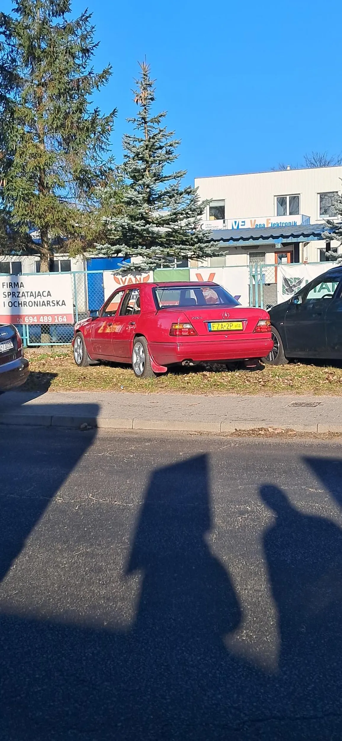 Piękny mercedes na zabytkowych