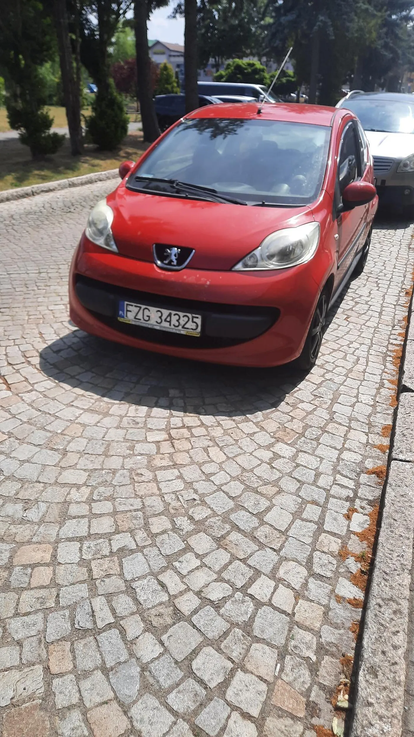 Wyprzedza na podwójnej ciągłej, nie zachowuje odległości, przekracza prędkość, nstwarza zagrożenie.