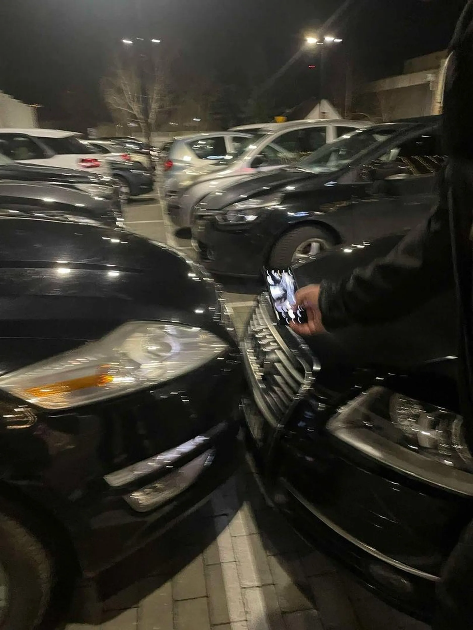 Proszę o nauczenie się parkować a nie wjeżdżać w przód auta