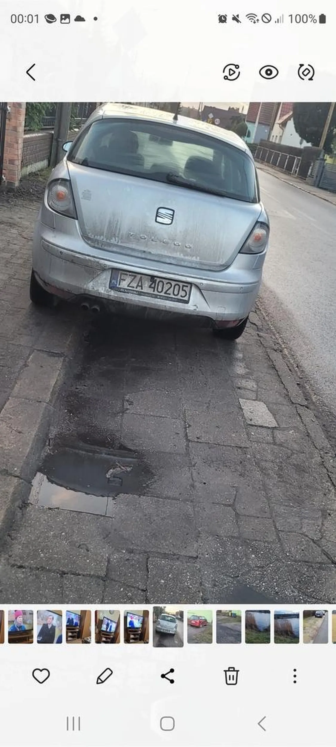 Już wtóry raz widzę człowieku jak stawiasz bez żadnego wstydu tego szrota na tym chodniku a wiedziałeś że twój kolega ma wolny plac do stawiania pojazdów . Chodnik to służy ludziom do chodzenia. Proszę się poprawić i stawiać obok na parkingu lub pod parkingiem gama sklep!!!  Nikt nie ma skrzydeł żeby przefrunąć przez to brzydactwo . Mam nadzieje że uwaga została zrozumiana.
