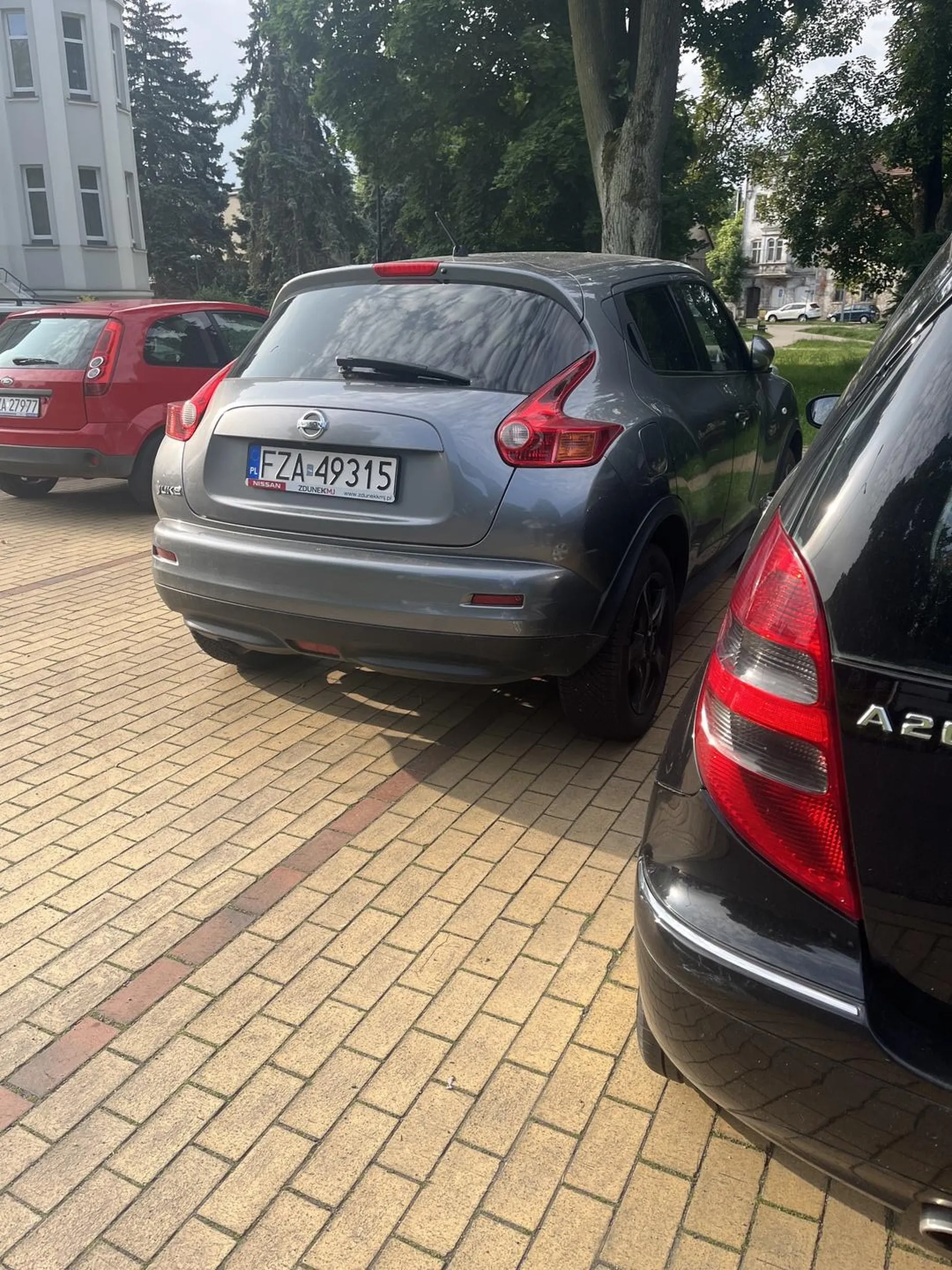 Jak nie ma wystarczająco miejsca to się nie parkuje