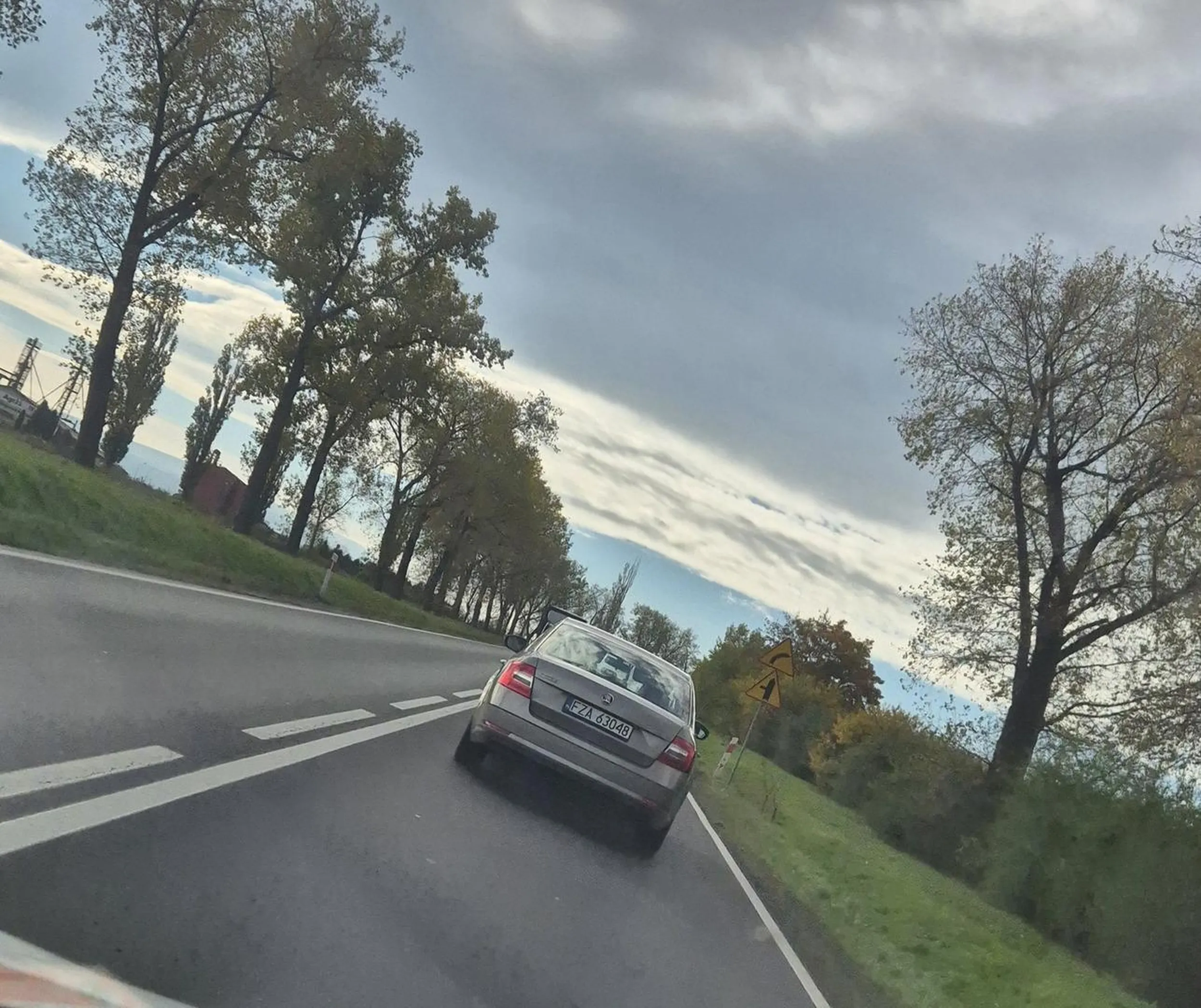 Totalna drogowa sierota. Hamowanie tam gdzie nie trzeba, zalosna jazda 70 na 90tce, korek za nim niesluchany, no ale powie,ze jedzie bezpiecznie, bo wolno, bezmozg.