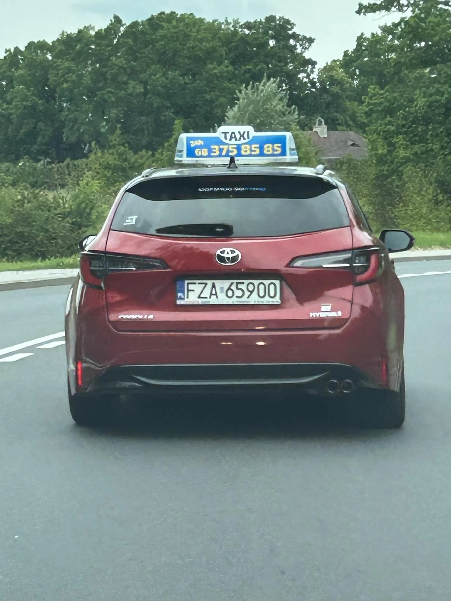 Taryfiarz wyjechal nam chamsko gdy chcialo sie go wyprzedzić to on przyspieszał nie wsiadać dureń prawie spowodował wypadek