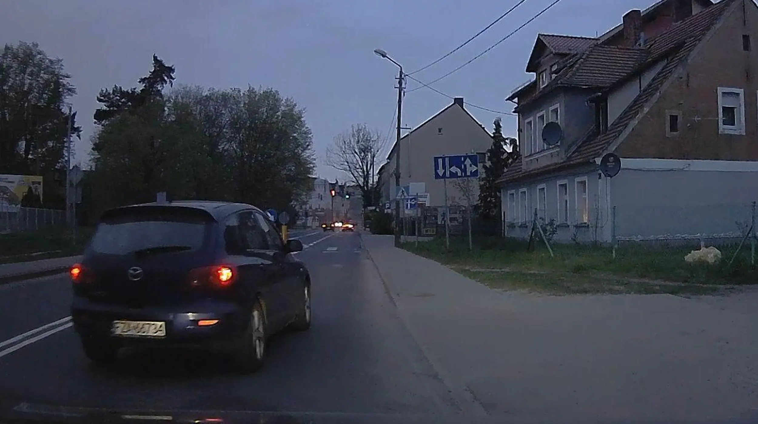 Kierowca powinien mieć odebrane prawo jazdy. Kilka dni temu na ulicy Jagielońskiej w Żarach, wyjechał z impetem z ulicy podporządkowanej, wymuszając pierwszeństwo. Gdybym nie odbił na chodnik byłaby kolizja. Sugeruję zmienić środek transportu na autobus, skoro nie potrafisz prowadzić auta!!!