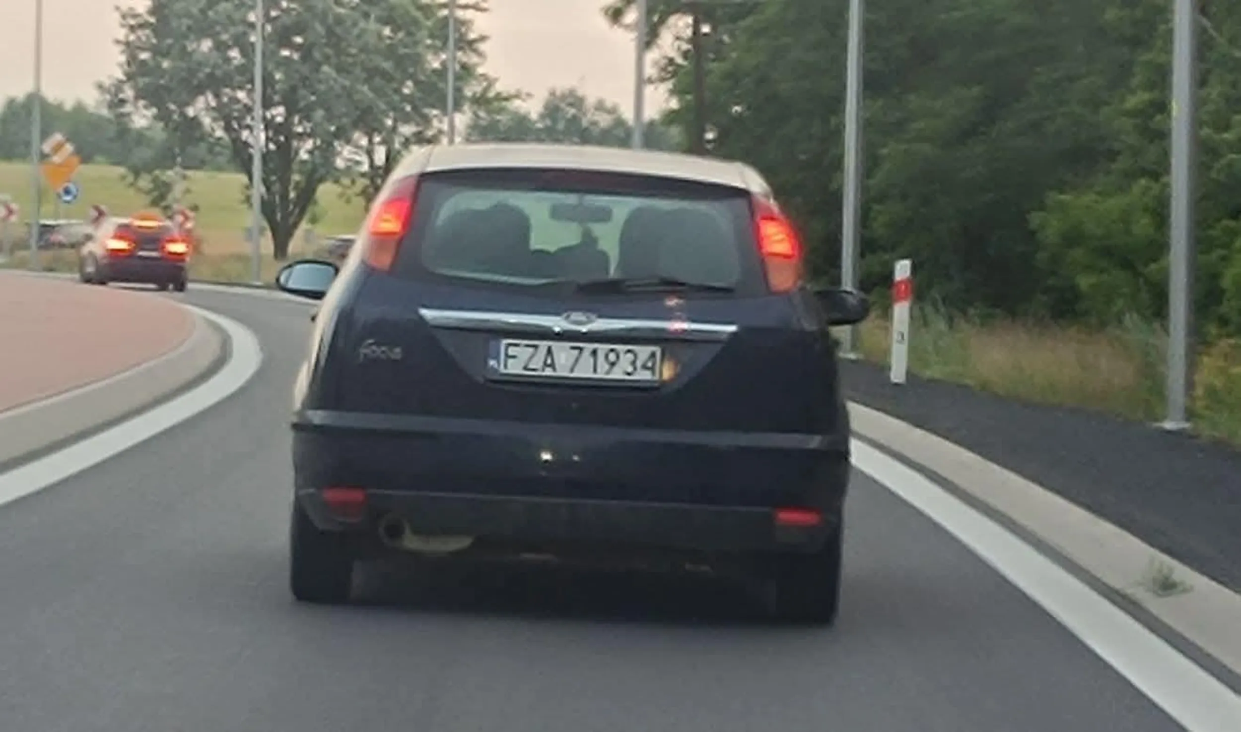 Małolat z dwoma panienkami jeździ jak pirat, żeby zaimponować laseczkom. Słabe...