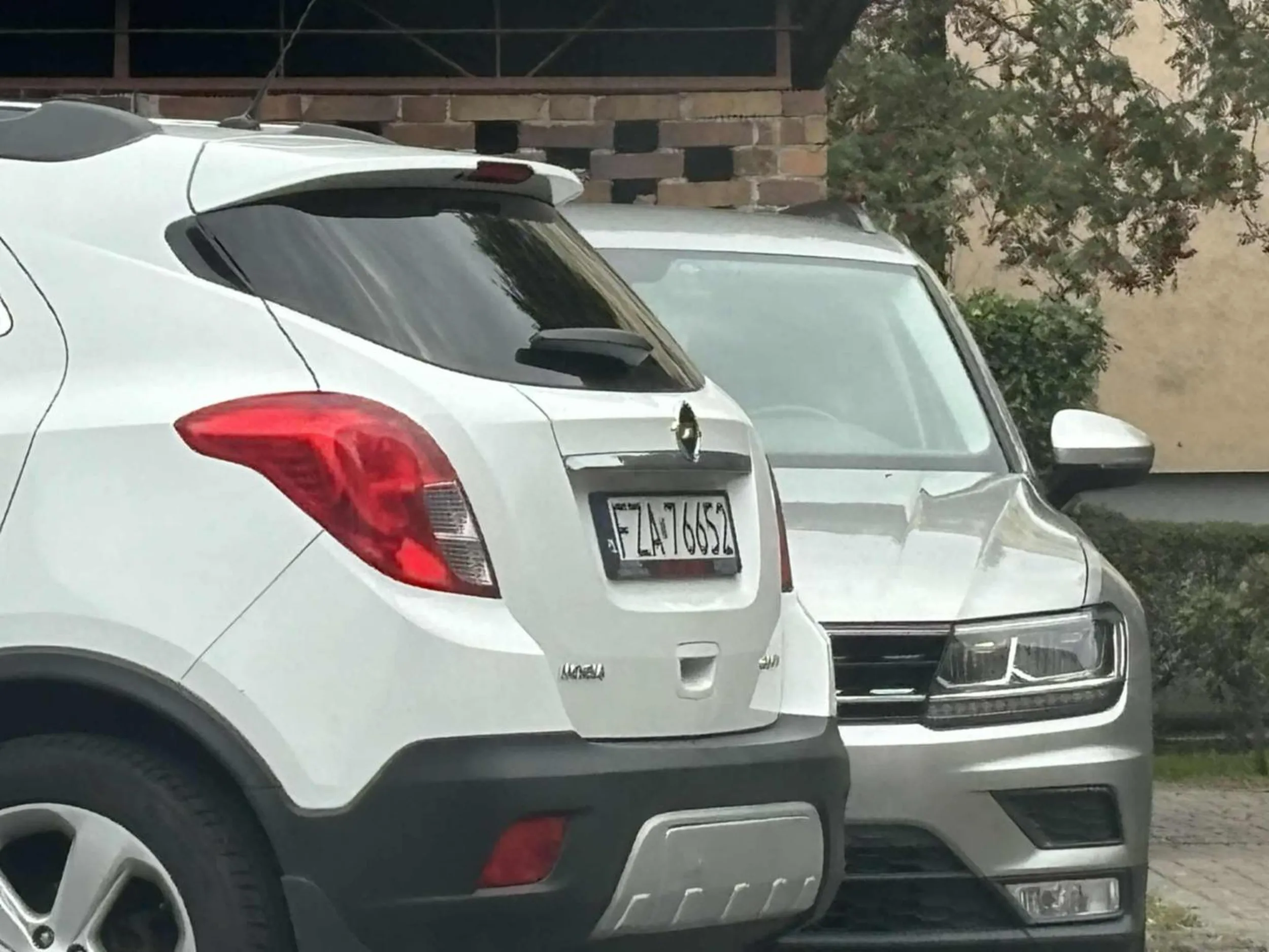 Brawo ty. Rozbłysk inteligencji nie ma granic. Za takie zastawianie samochodu następnym razem lawetę masz na swój koszt. Bez interwencji policji