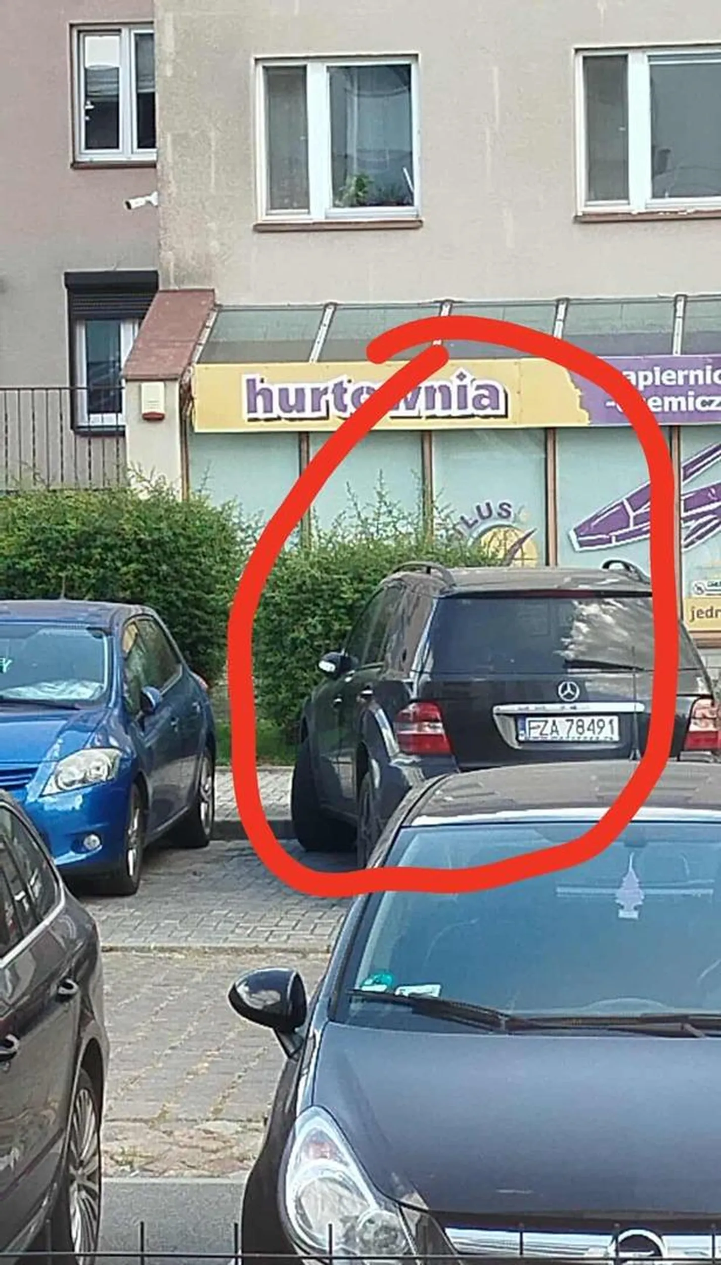 Nie umie parkować zaparkował na dwóch miejscach