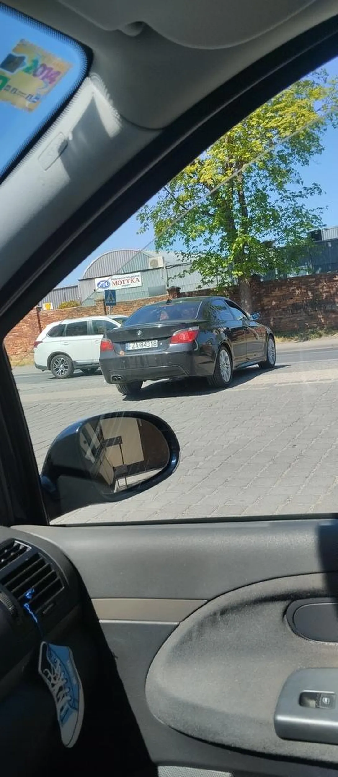 Bucu je..y kierunki się włącza jak wyjeżdżasz z posesji znaczek zobowiązuje