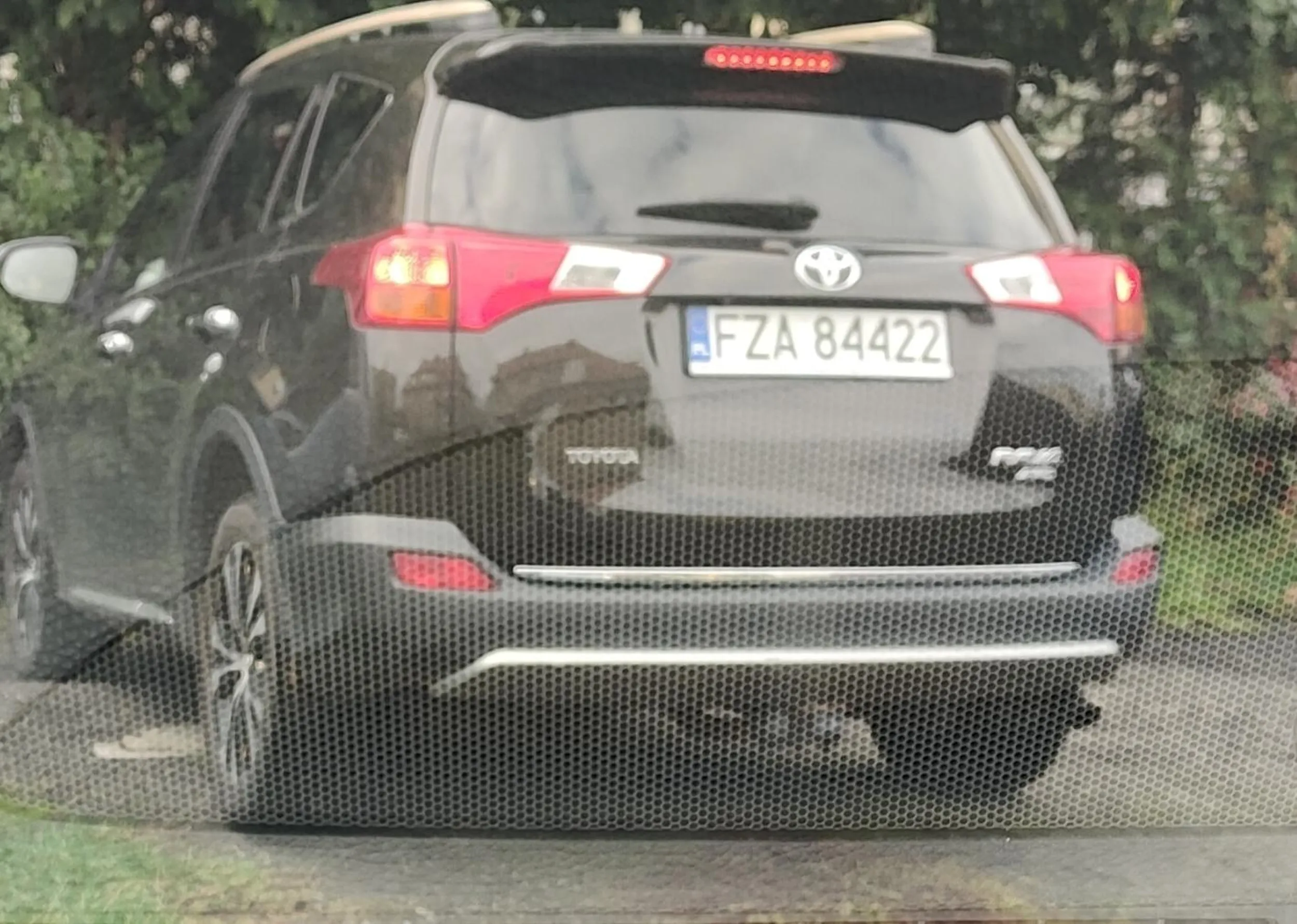 Wjeżdża pod prąd. Zakaz wjazdu, nie sygnalizuje skrętu, wymuszenie pierwszeństwa