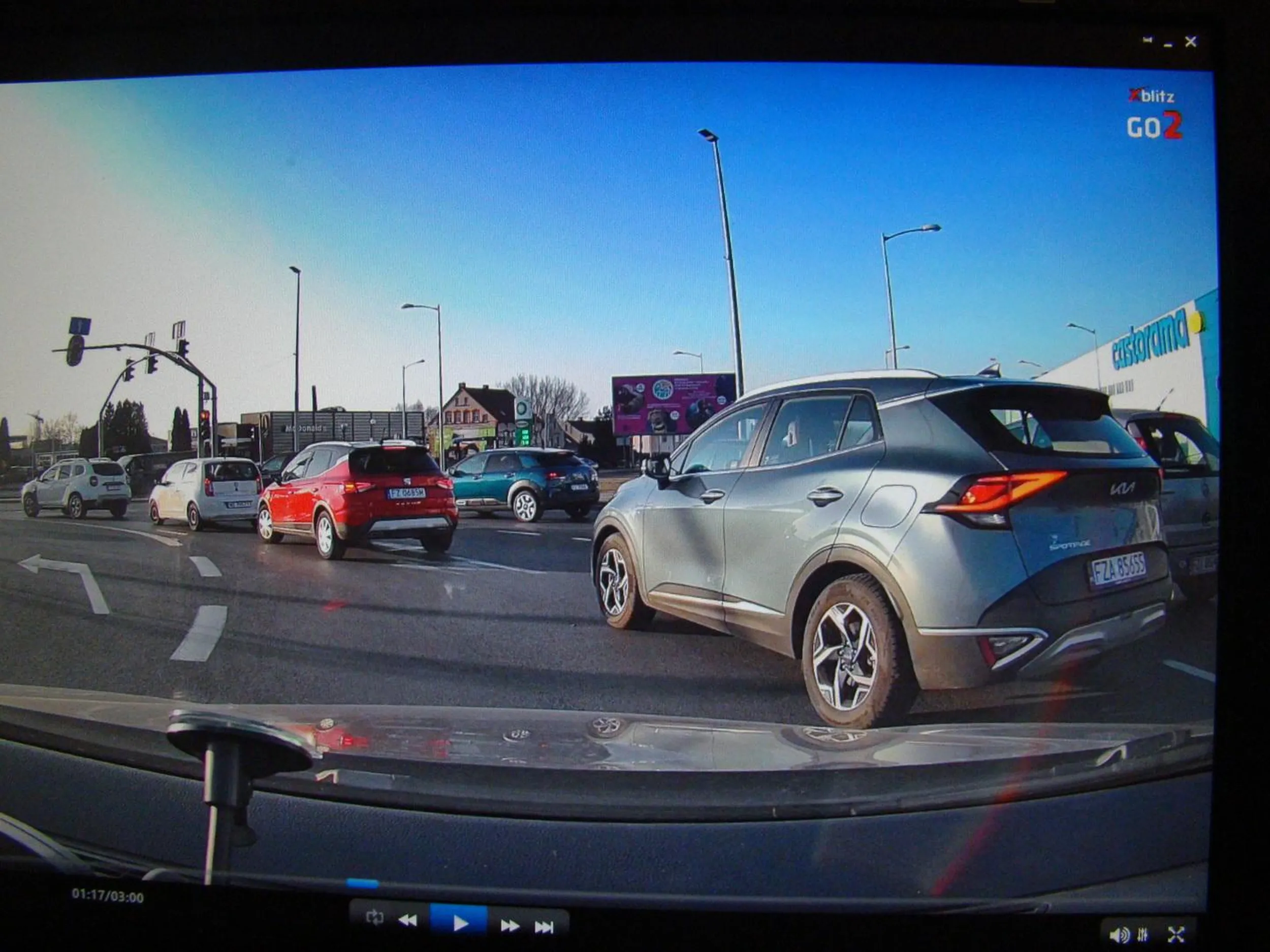 osle z Kia to ze jestes z prowincji to nie znaczy ze masz komus zajerzdzac droge tylko dlatego ze nie potrafisz  poruszac sie po  Tzw . rondach turbinowych . radze wykupic  4 lekcje jazdy z  pokonywania  rond turbinowych