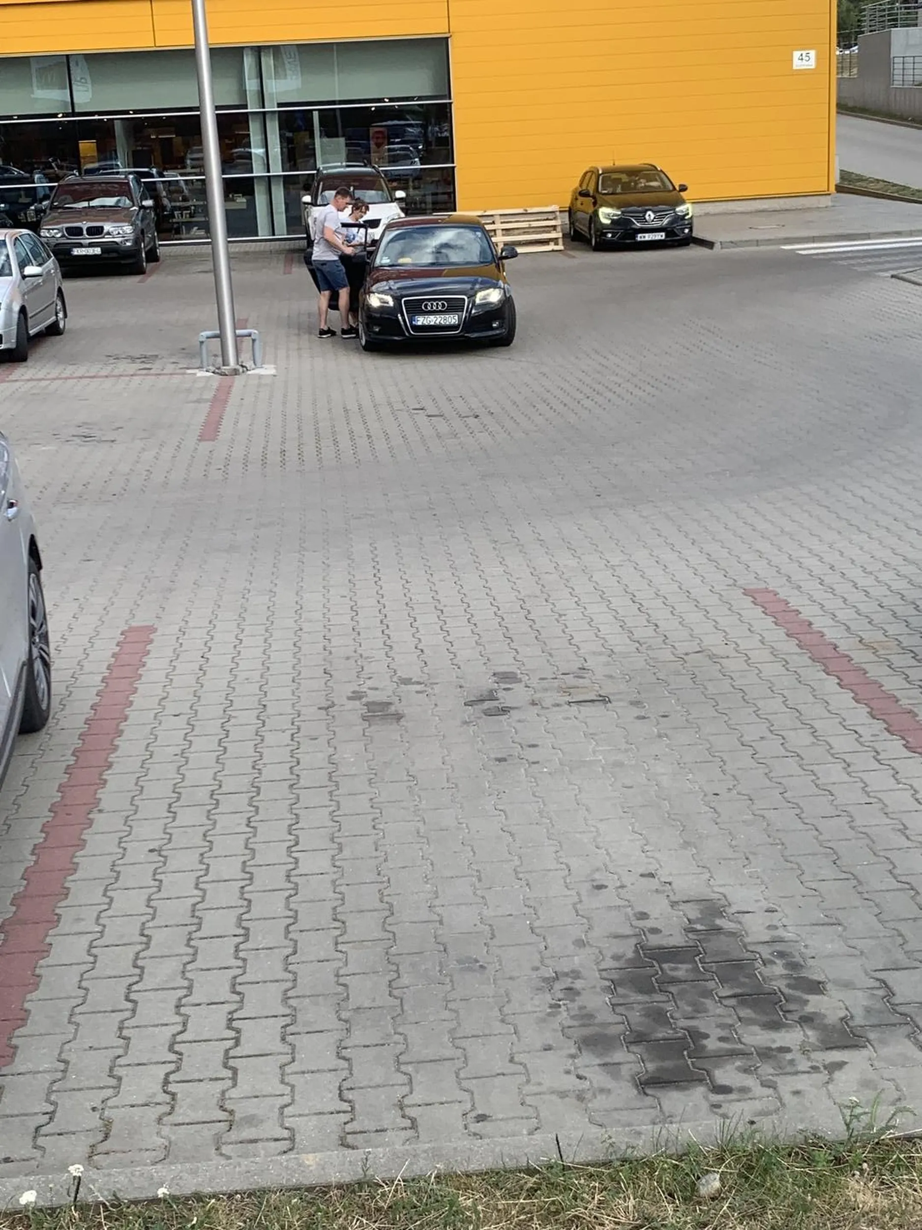 Leń i ignorant. Nie chce się zaparkować dalej bo będzie miał za daleko na basenik .