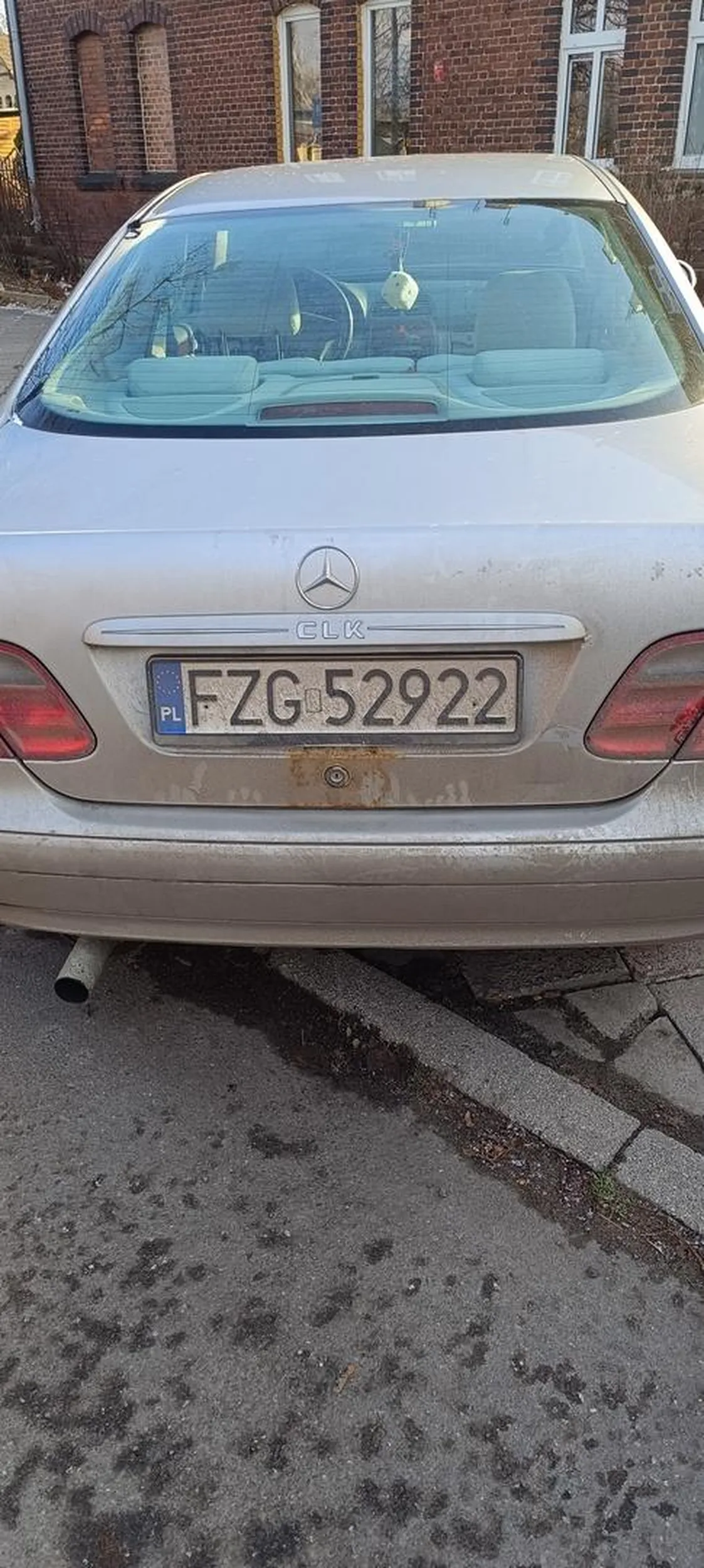 Auto stoi od długiego czasu pod dworcem na Brochowie we Wrocławiu. Zajmuje miejsce bo jest zapewne nie sprawne. Z resztą widać po zapadniętym tyle