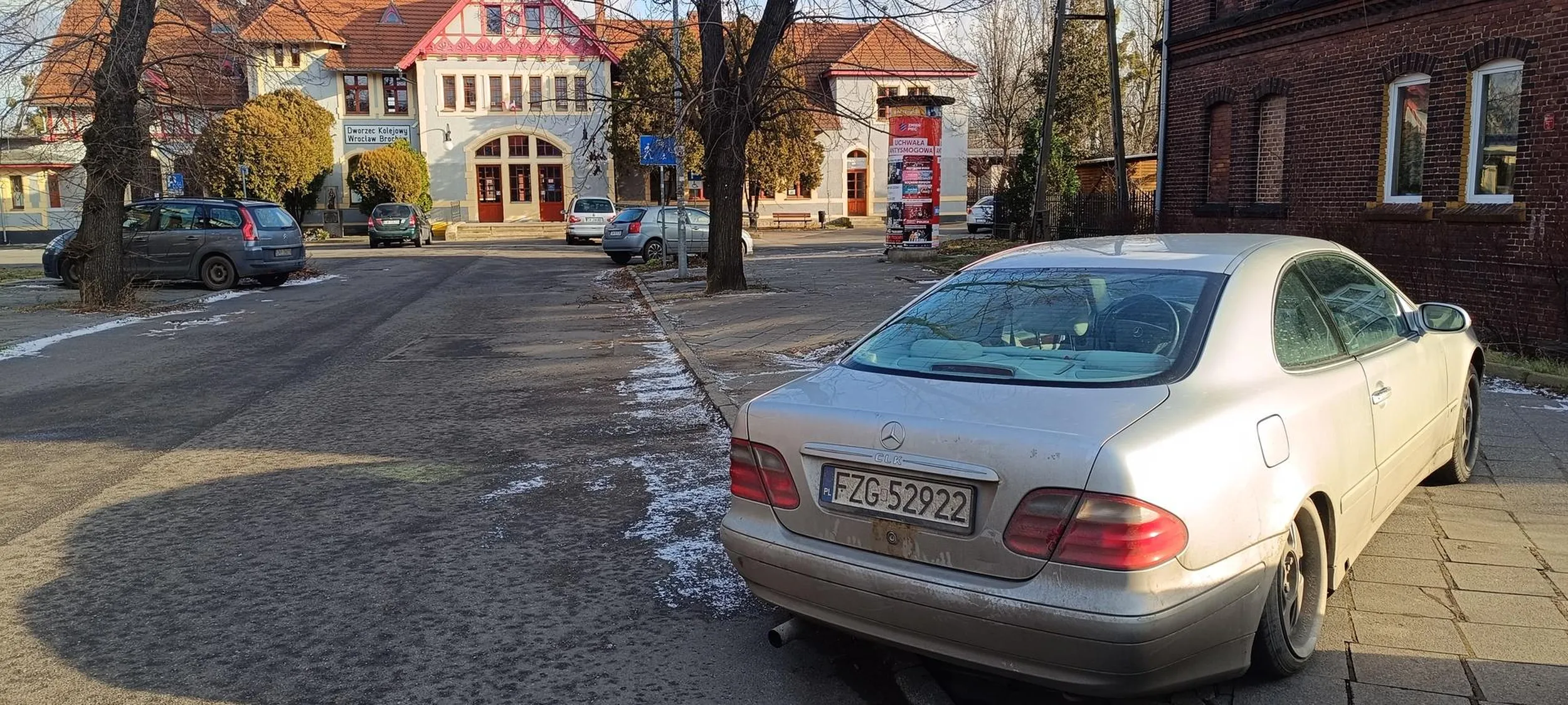 Auto stoi od długiego czasu pod dworcem na Brochowie we Wrocławiu. Zajmuje miejsce bo jest zapewne nie sprawne. Z resztą widać po zapadniętym tyle