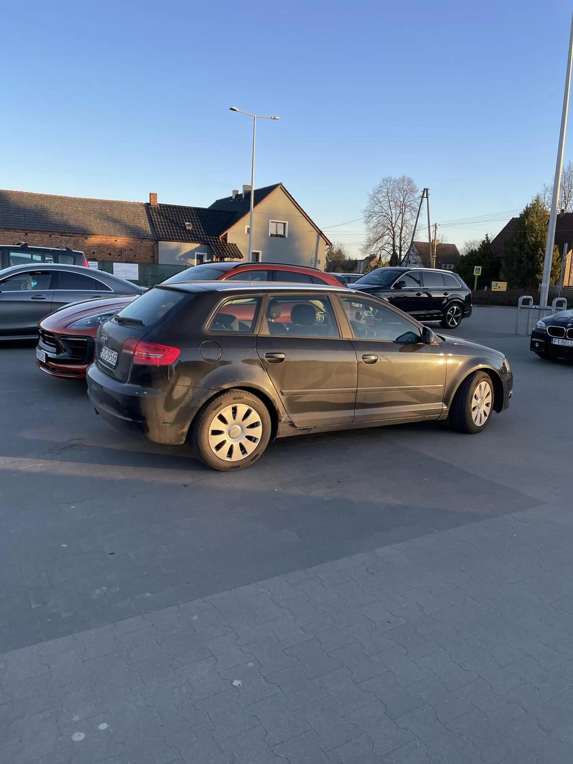 Nawet nie potrafi zaparkować.